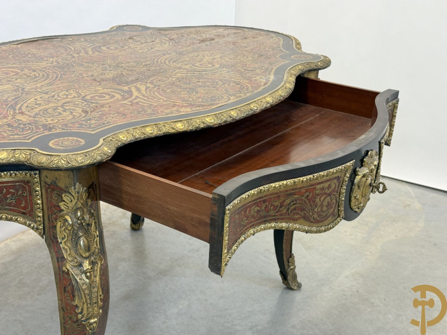 Boulle tafel met lade, Napoleon III, met mooi koperinleg en bronzen ornamenten, 19e
