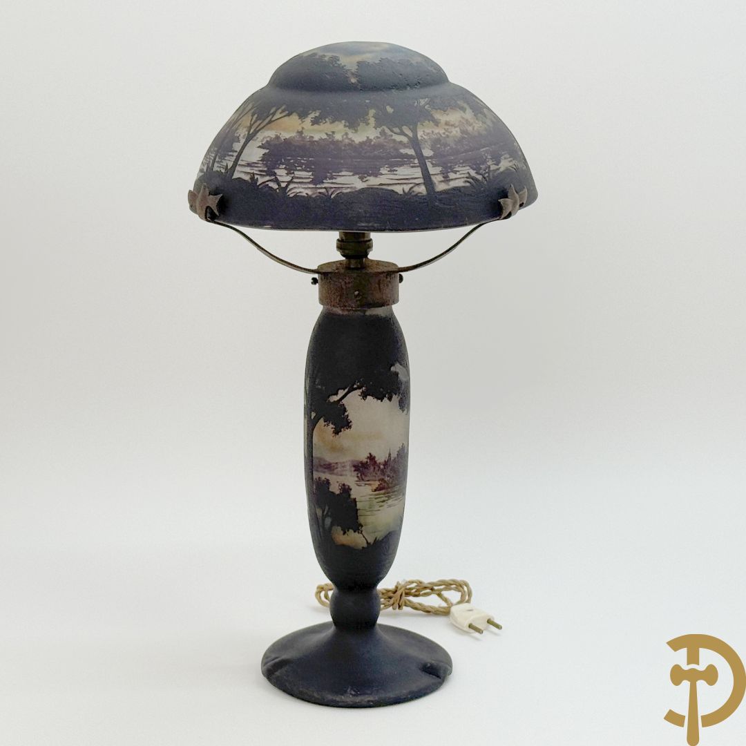 Pate de verre lampadaire Art Deco met geïriseerd lanschapsdecor, Müller Frères Luneville getekend