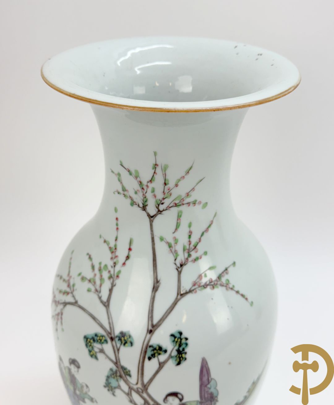 Chinese porseleinen vaas met decor van Chinese dames en kinderen