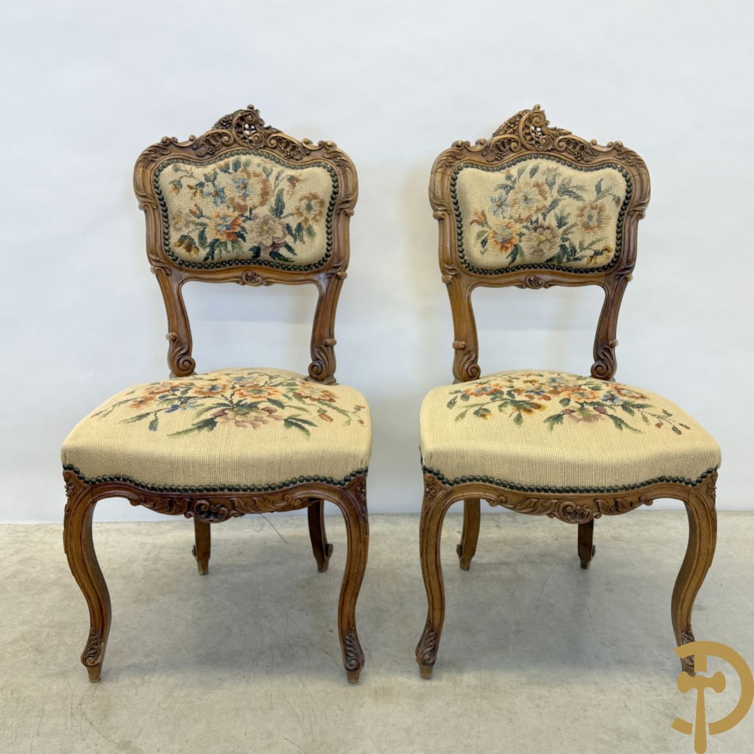 Paar armzetels bezet met petit points + 2 bijhorende stoelen