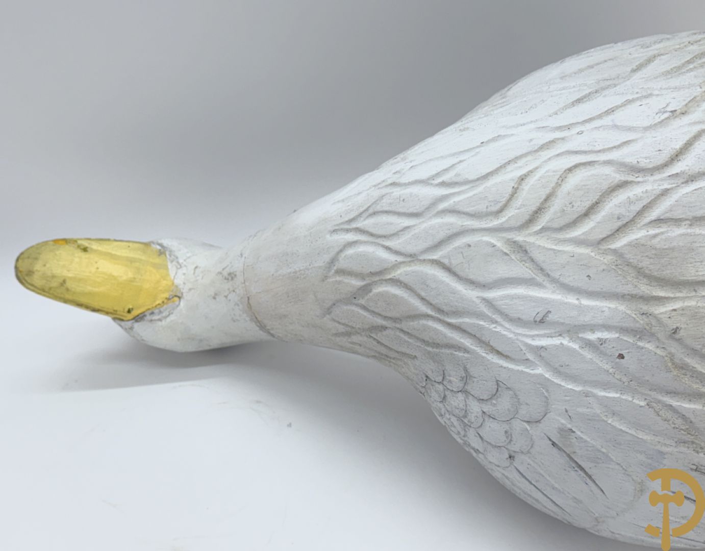 Plastic Donald Duck zittend op 3 boeken, onderaan gemerkt Disney + houten gesculpteerd beschilderde eend