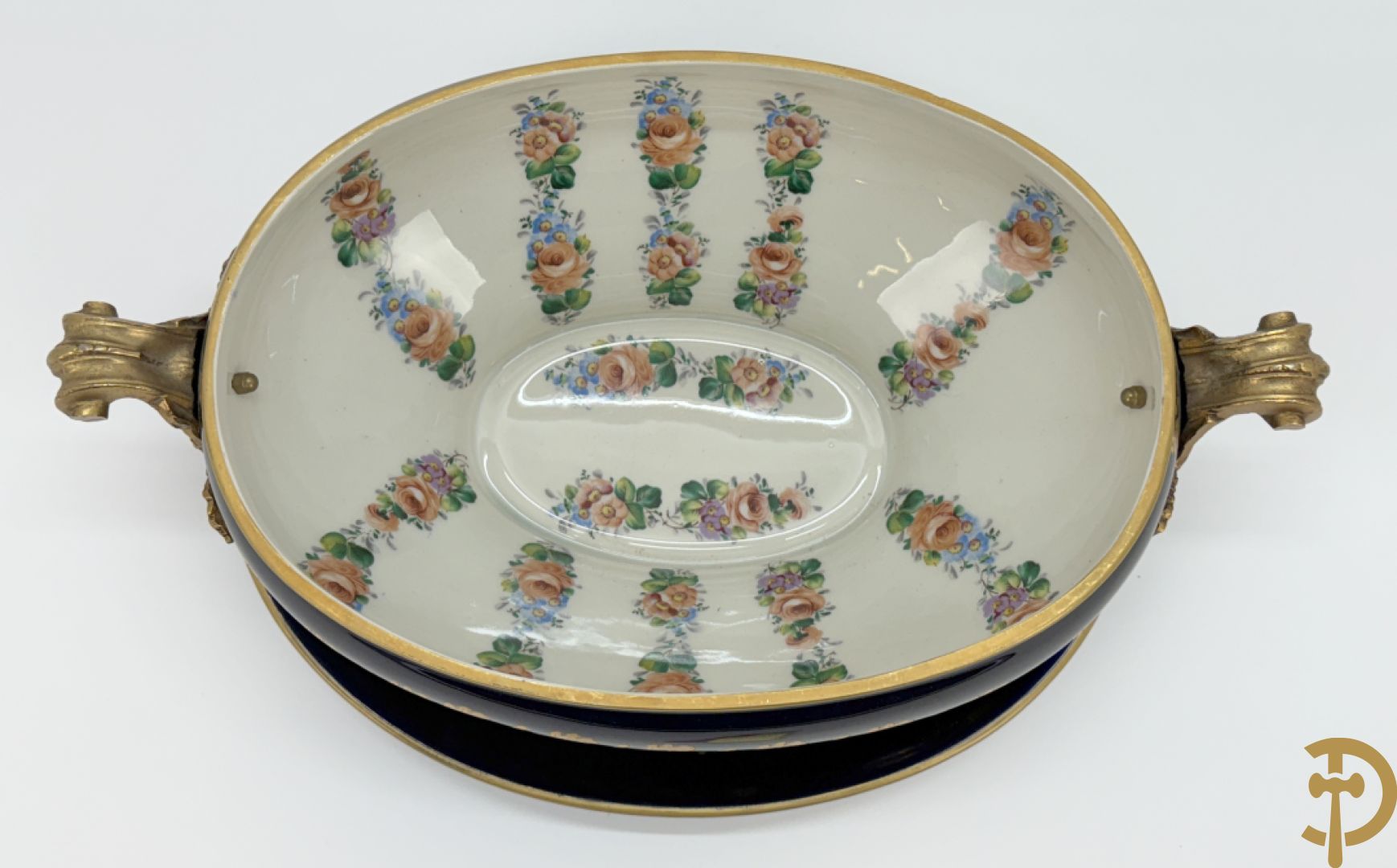 ROULI E. getekend, donkerblauwe Sèvres stijl coupe met deksel op onderschaal en bezet met bronzen ornamenten, gemerkt ACF onderaan