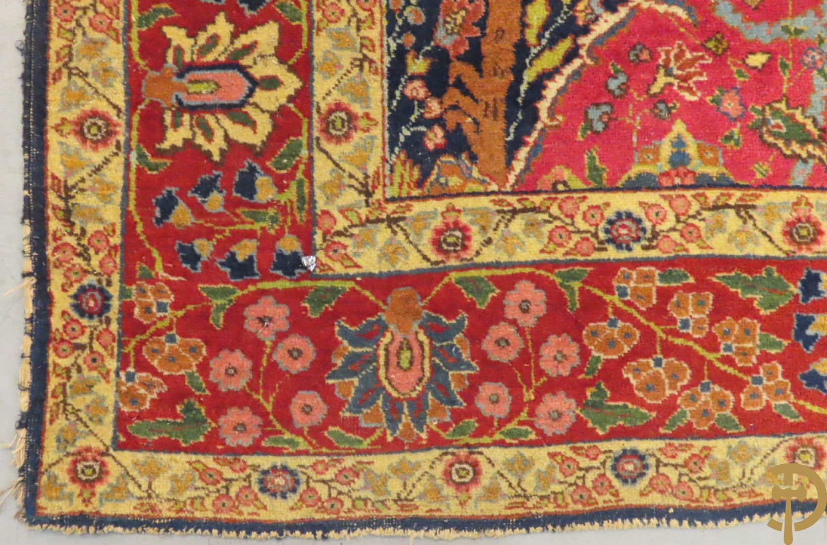 Antiek Oosters handgeknoopt tapijt Tabriz met amfoor en bloementafereel