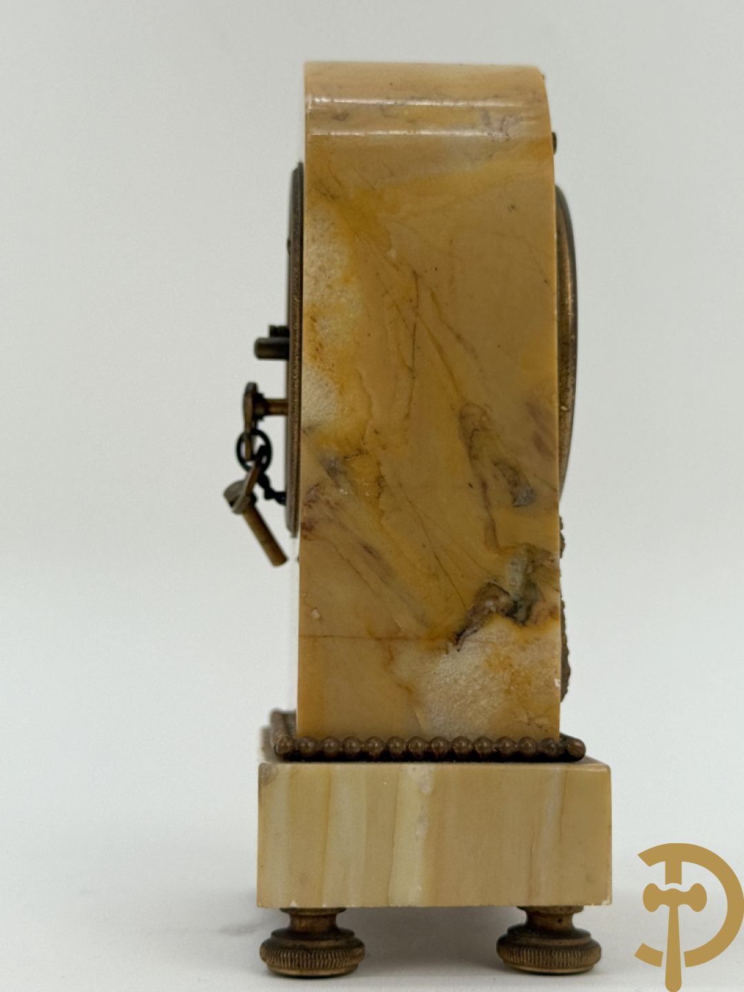 Zes miniatuurklokjes w.o. cupido houdende een pendule, marmeren kapelklokje, 2 reiswekkers, Napoleon III pendule in koper en zamak klokje