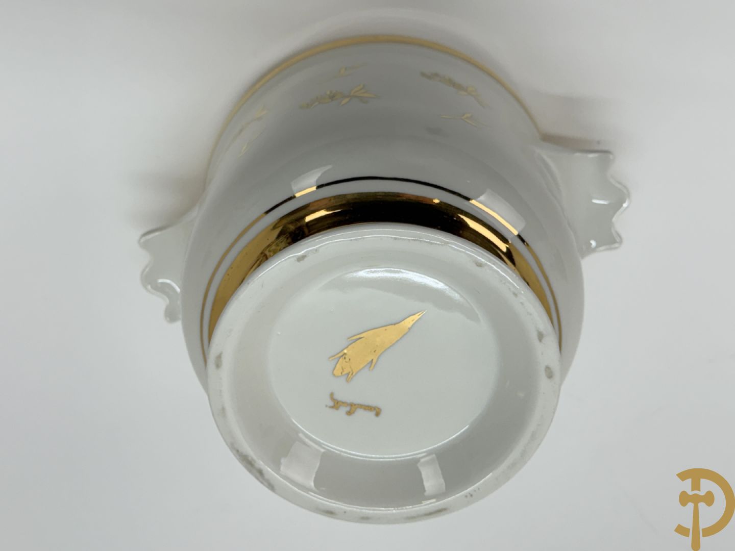 Handbeschilderde porseleinen siervaas met bloemenbeschildering en sfinxen + paar porseleinen cachepots met bloemendecor + 3 porseleinen  kopjes en schoteltjes