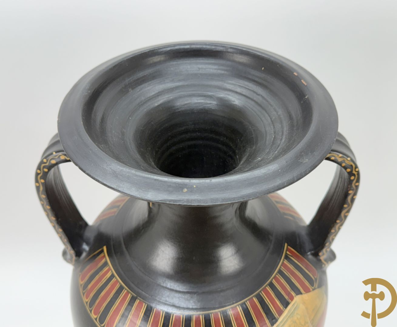 Amfoorvormige vaas in terra cotta met voorstellingen uit de Klassieke oudheid, Griekse stijl