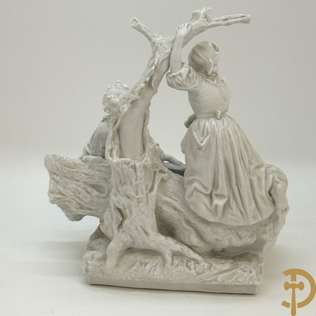 Ongetekend, witte biscuit van jongen en meisje bij boomstronk