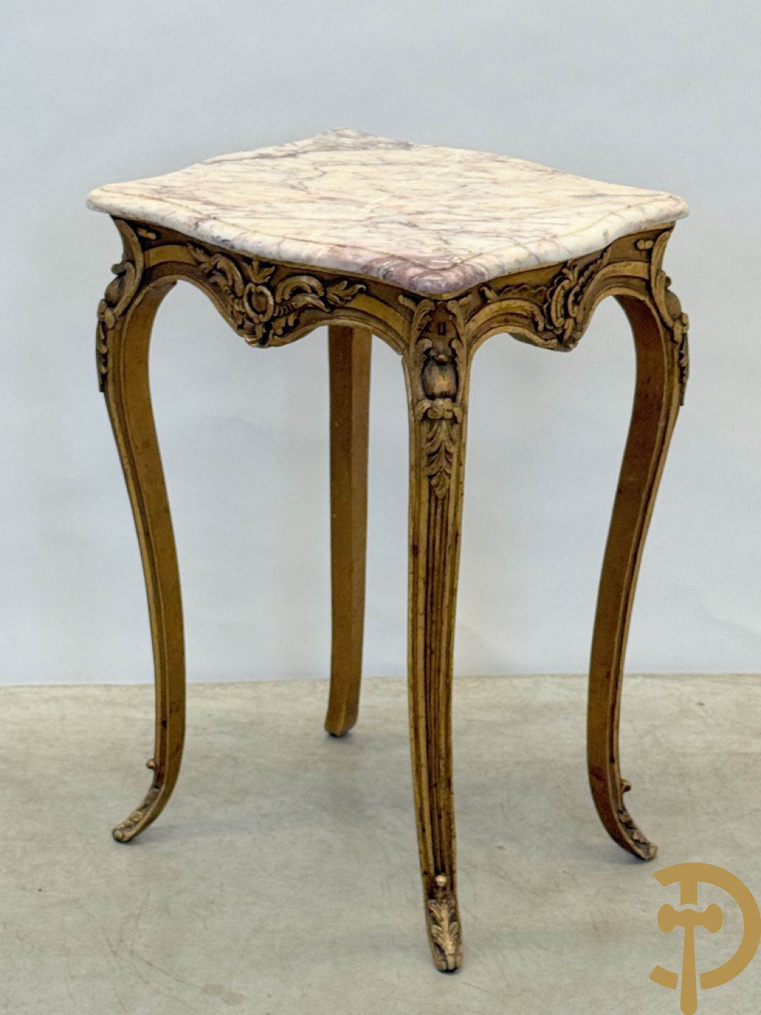 Vergulde bijzettafel met wit marmeren blad op voluutvormige poten, Louis XV stijl