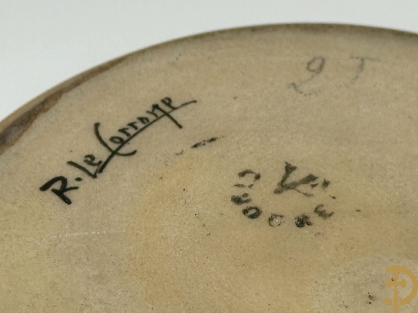 Tète à tète in meerkleurige faience Grès van Ciboure, getekend R. Le Corrone, bestaande uit theekan, melkkan, suikerpot, 2 tasjes en 2 schoteltjes