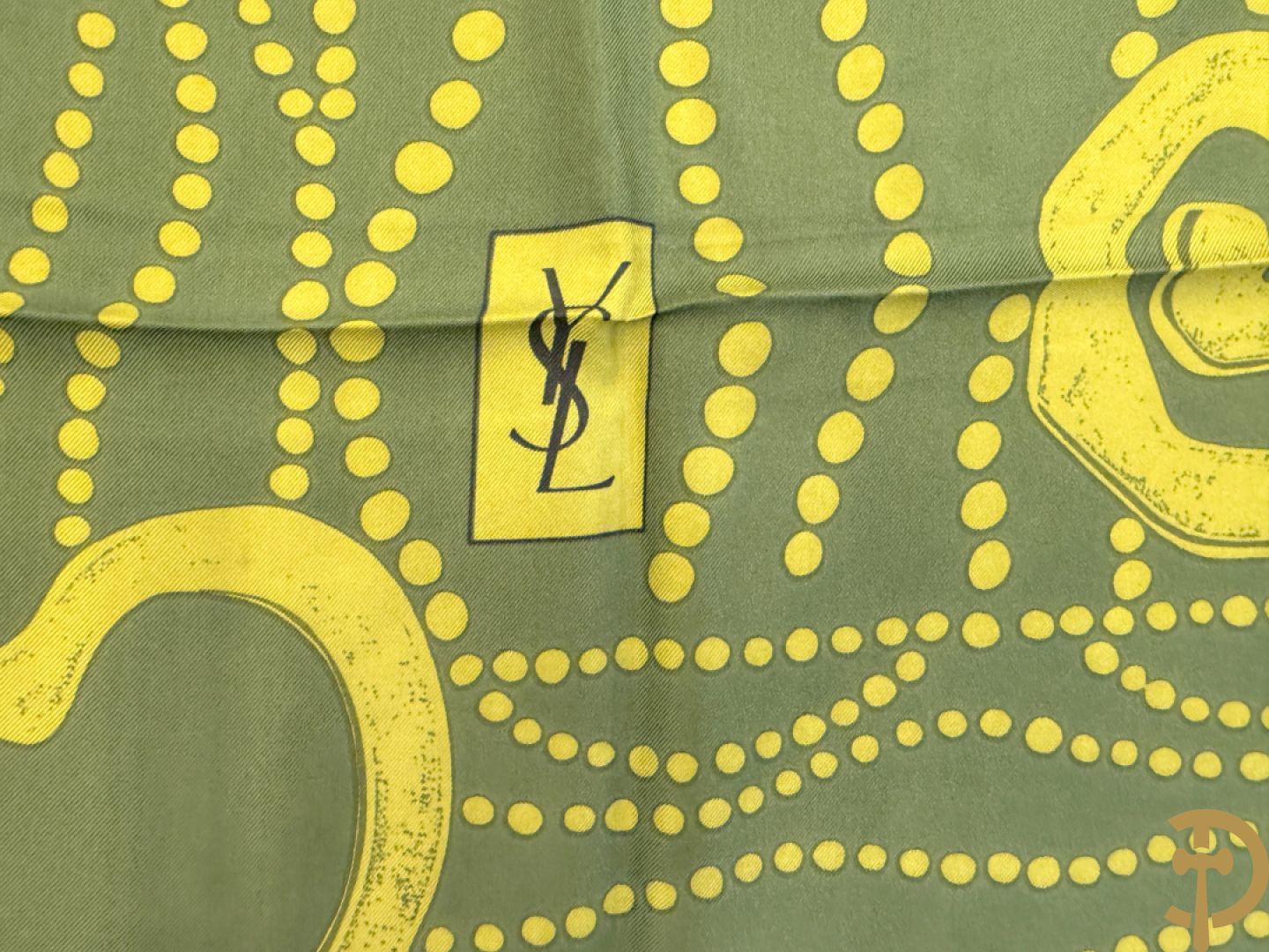 Vier foulards Yves Saint Laurent (nooit gedragen komt uit winkel restant)