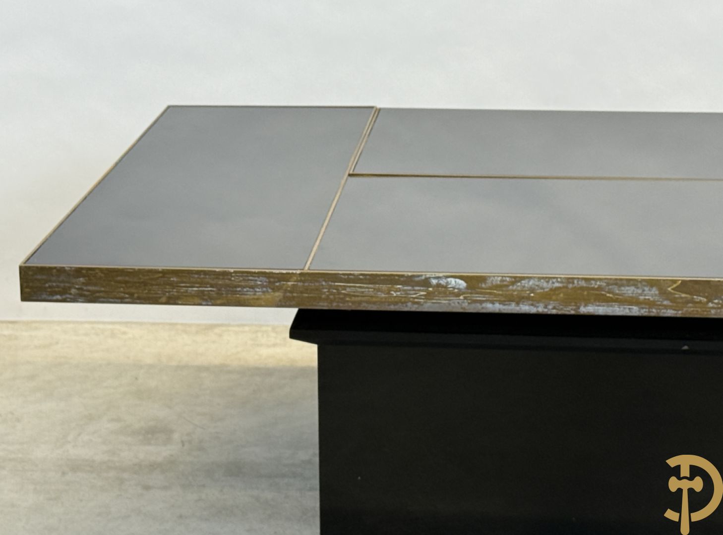 Vintage zwarte salontafel Belgo Chrom met koperomranding en open schuifbare middenpartij - centraal met bar