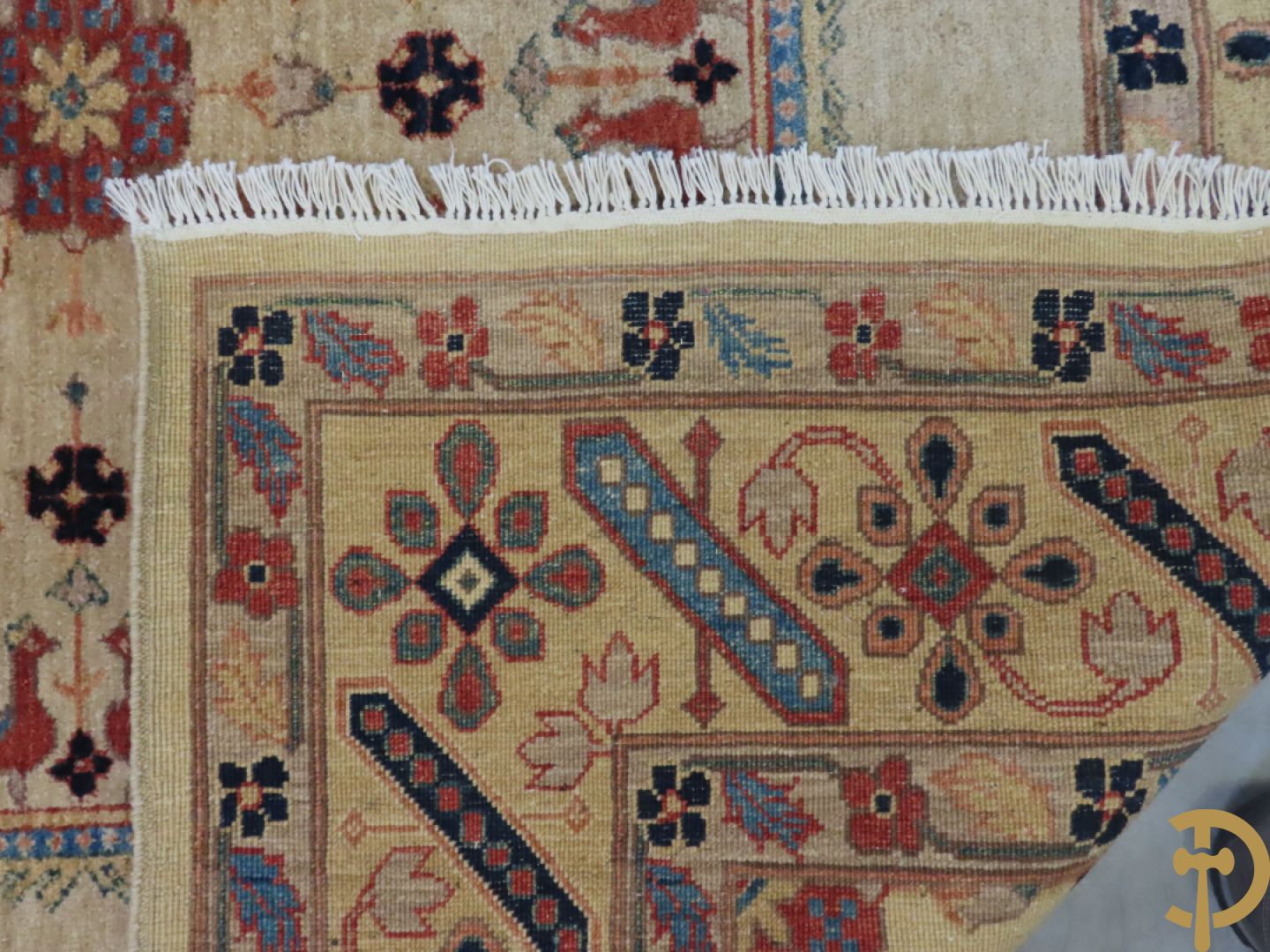 Oosters handgeknoopt tapijt met bloemen- en vogelmotieven op beige fond