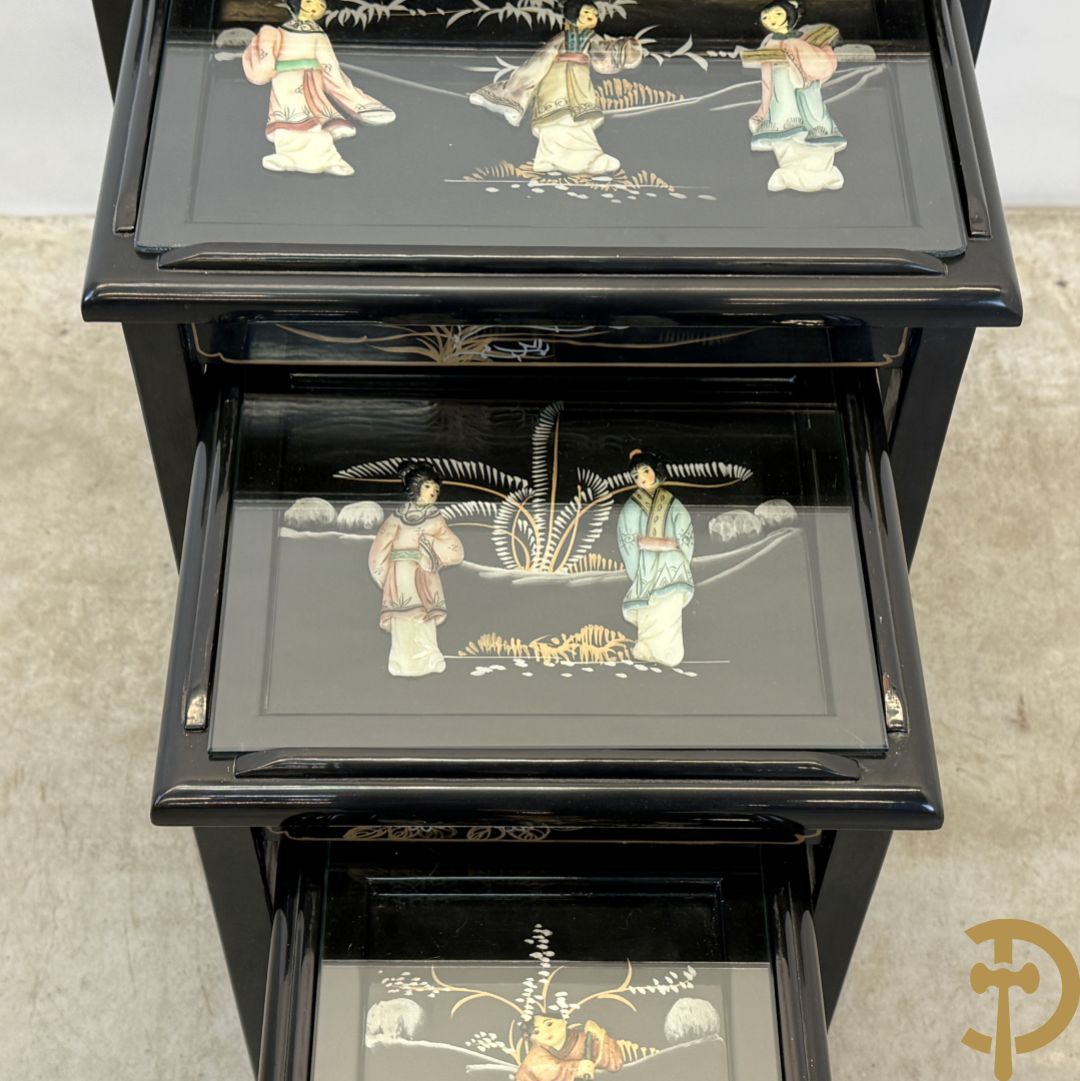 Set Chinese nesttables met geanimeerde scènes van geisha