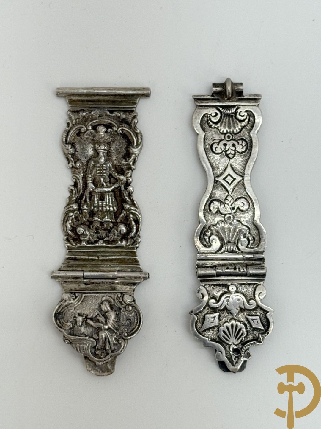 Massief zilveren collectenbus, 2 statieplakkettes, 2 slotjes van boek, wapenschild, penning