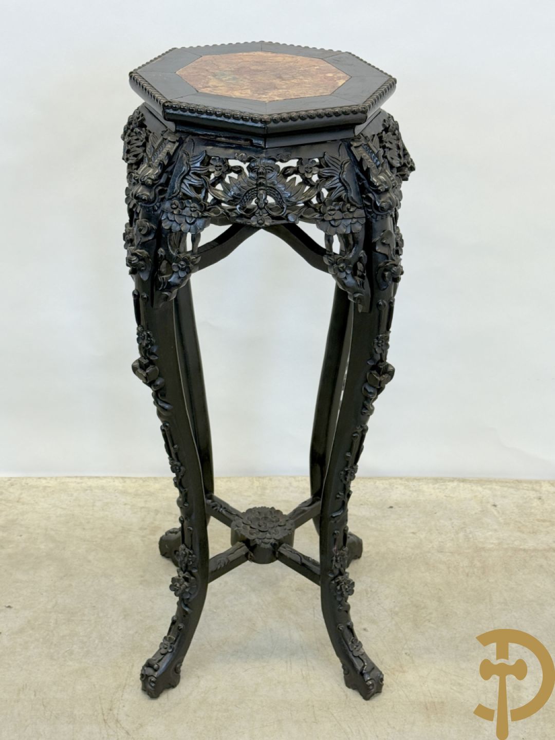 Hardhouten achthoekige rozehouten Chinese beeldenstaander met gesneden bloemenmotieven