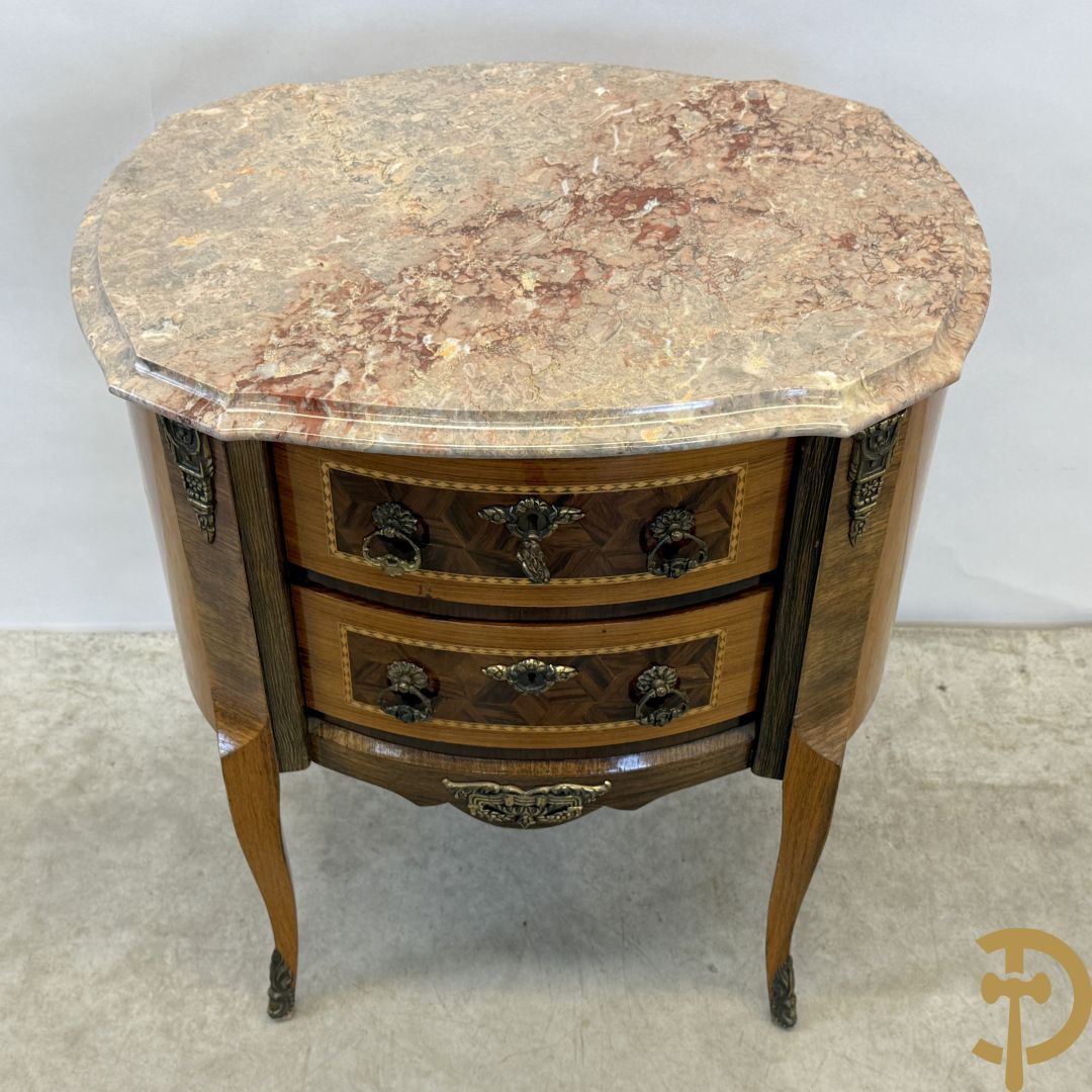 Notelaren geparketteerd tweeladenkastje met bronsbeslag, bovenaan bezet met marmeren blad