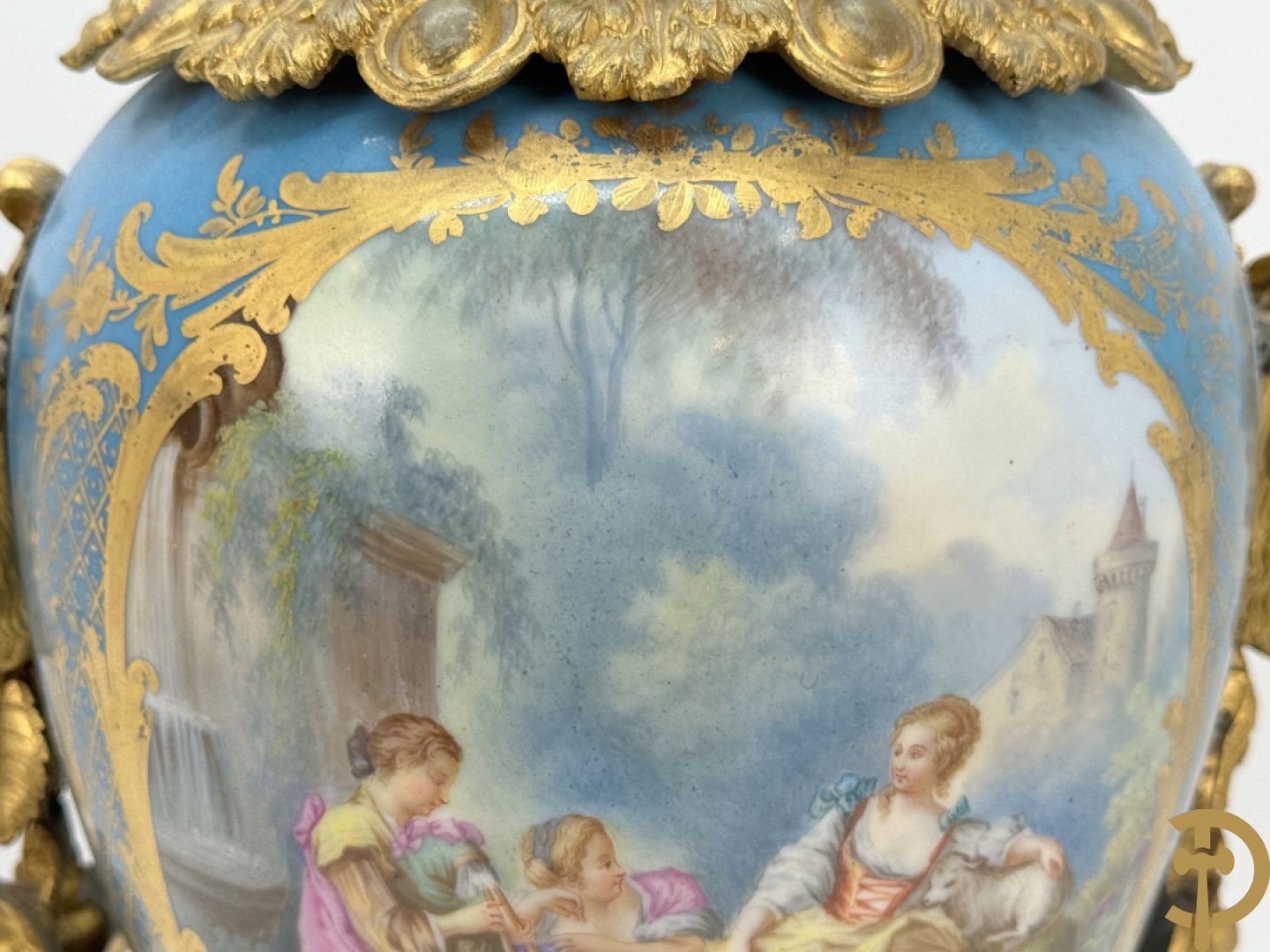 Driedelige bronzen Franse garnituur bezet met cupido