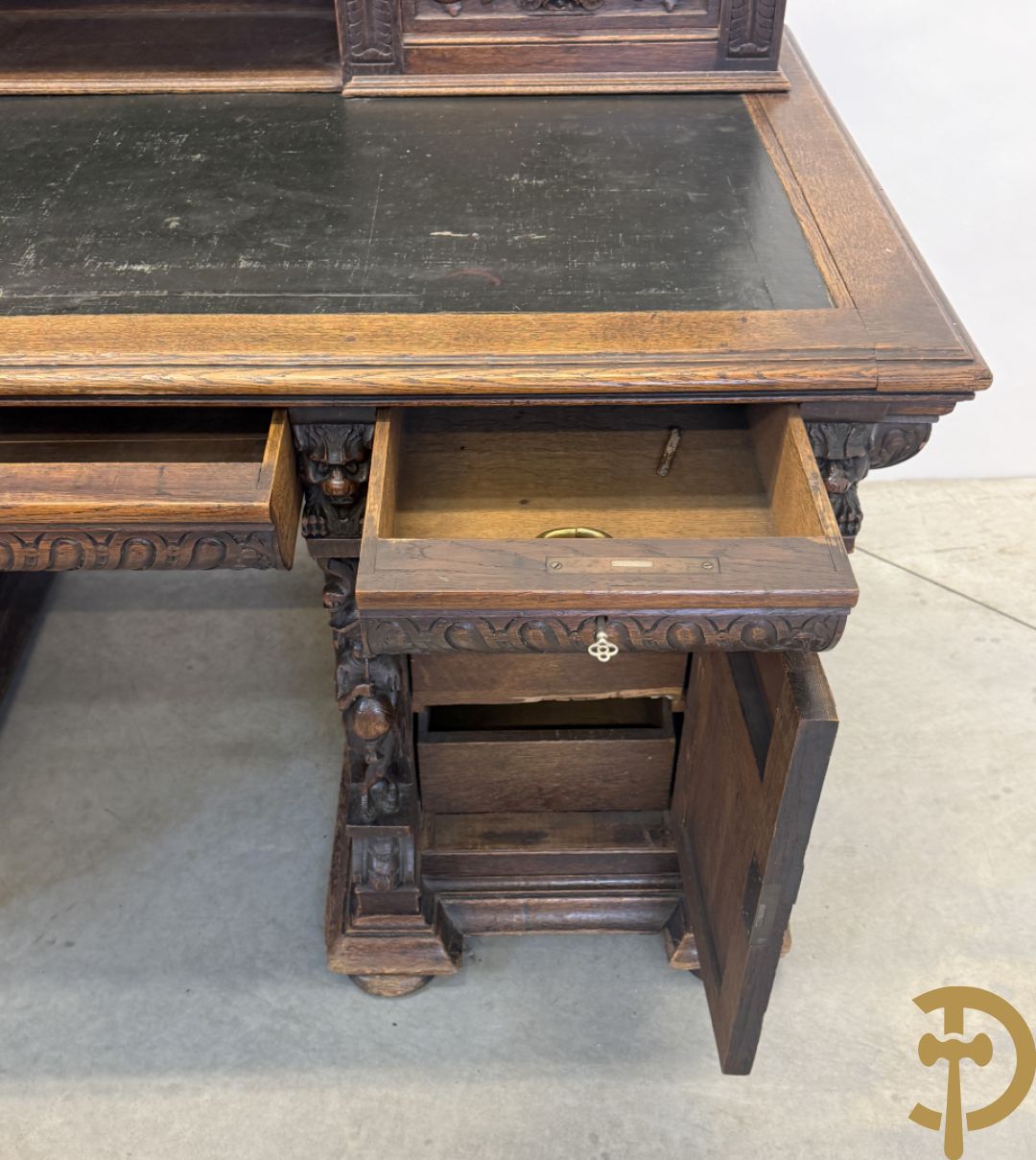 Mechels eiken bureau met opstand en Neo Renaissance invloeden