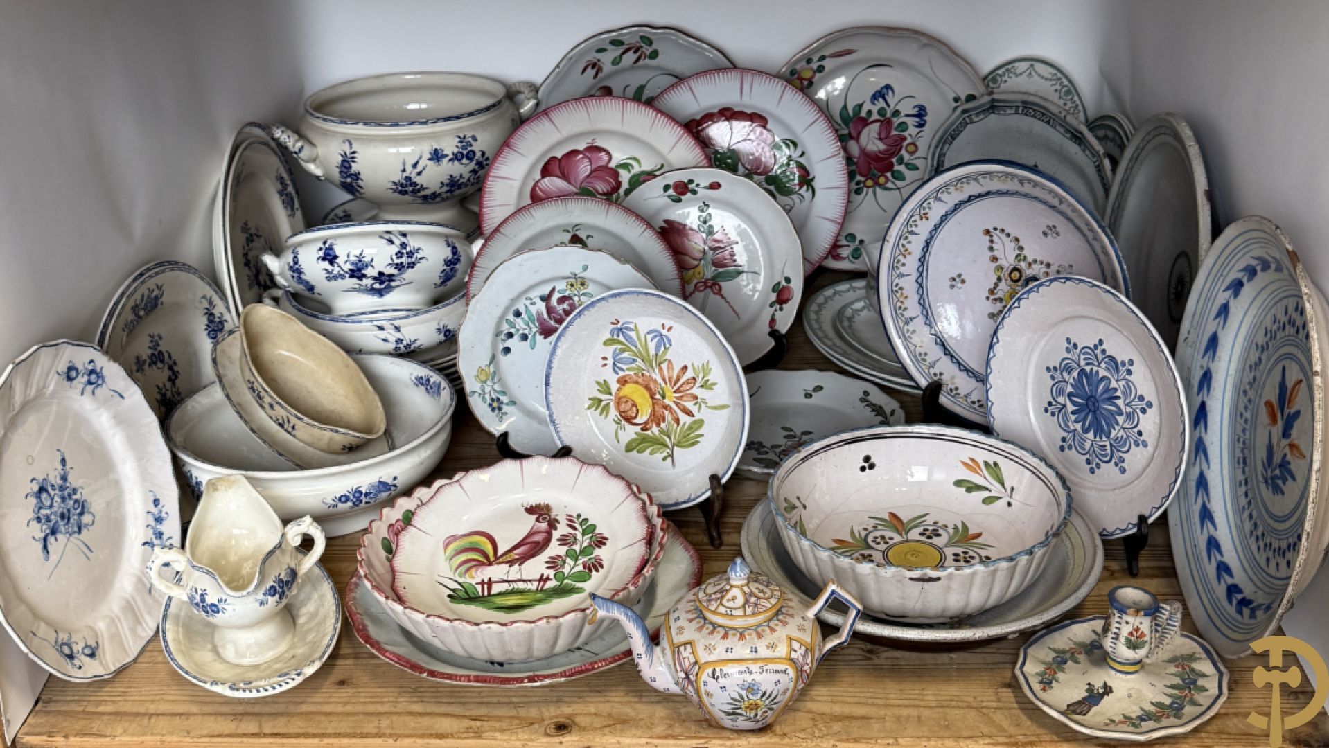 Franse meerkleurige keramieken borden met bloemendecor w.o. Strassbourg + delen van faience servies Grand Boucquet Boch