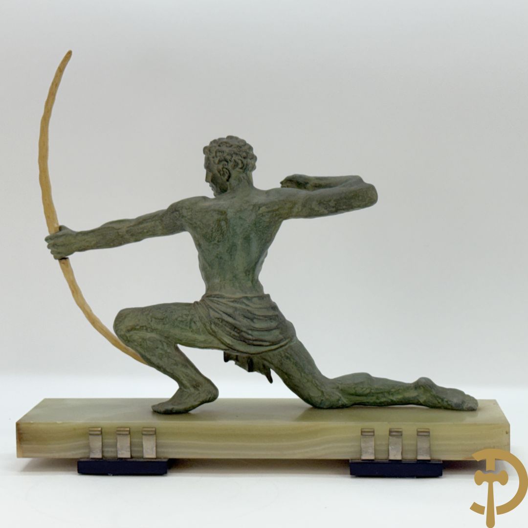 Kunstbronzen Art Deco beeld van boogschutter op onix marmeren basis