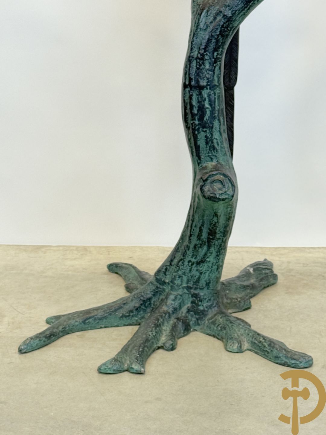 Metalen gepatineerde papegaai op boomstronk