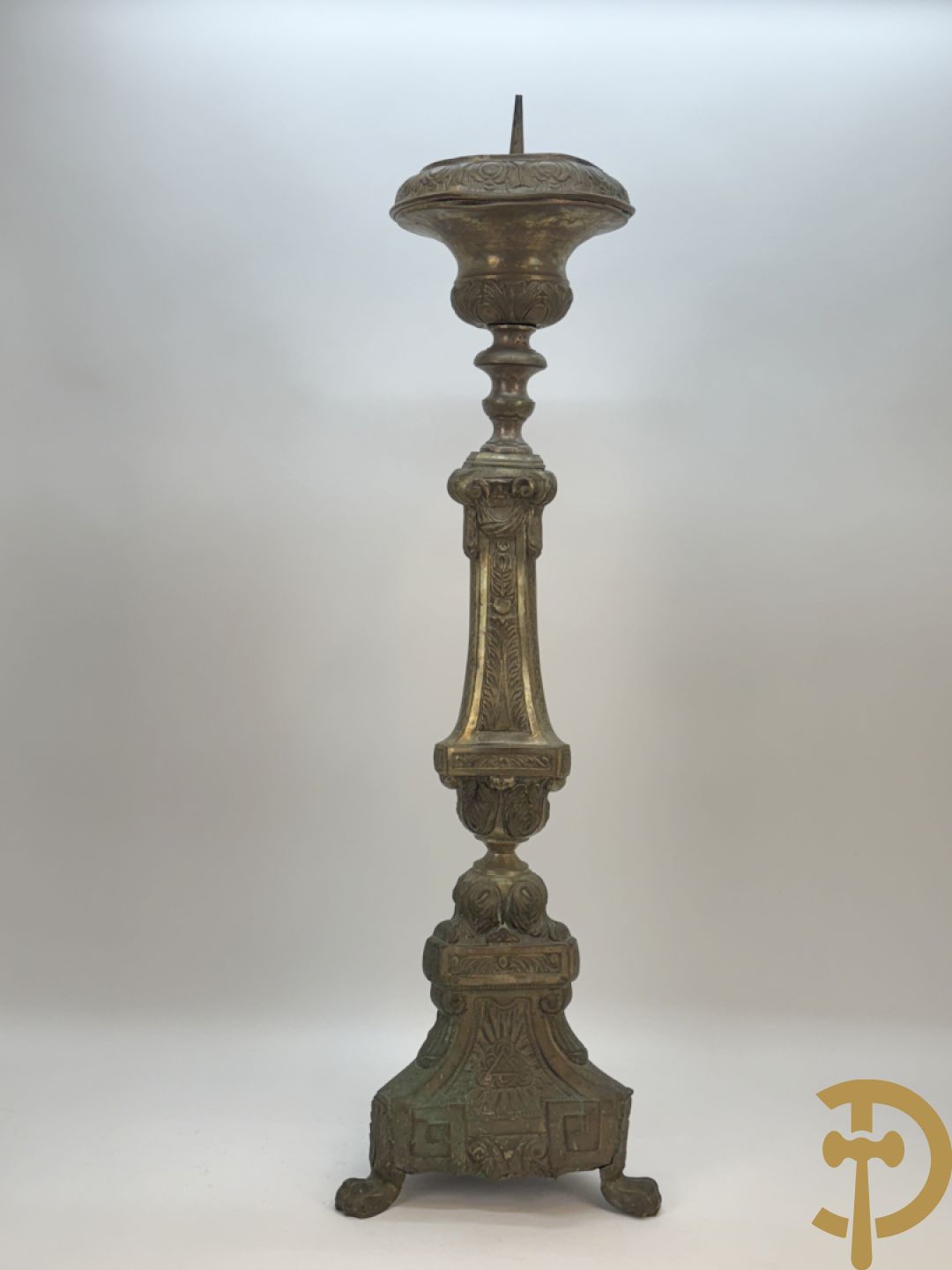 Religieuse kerkkandelaar met afbeeldingen aan de voet