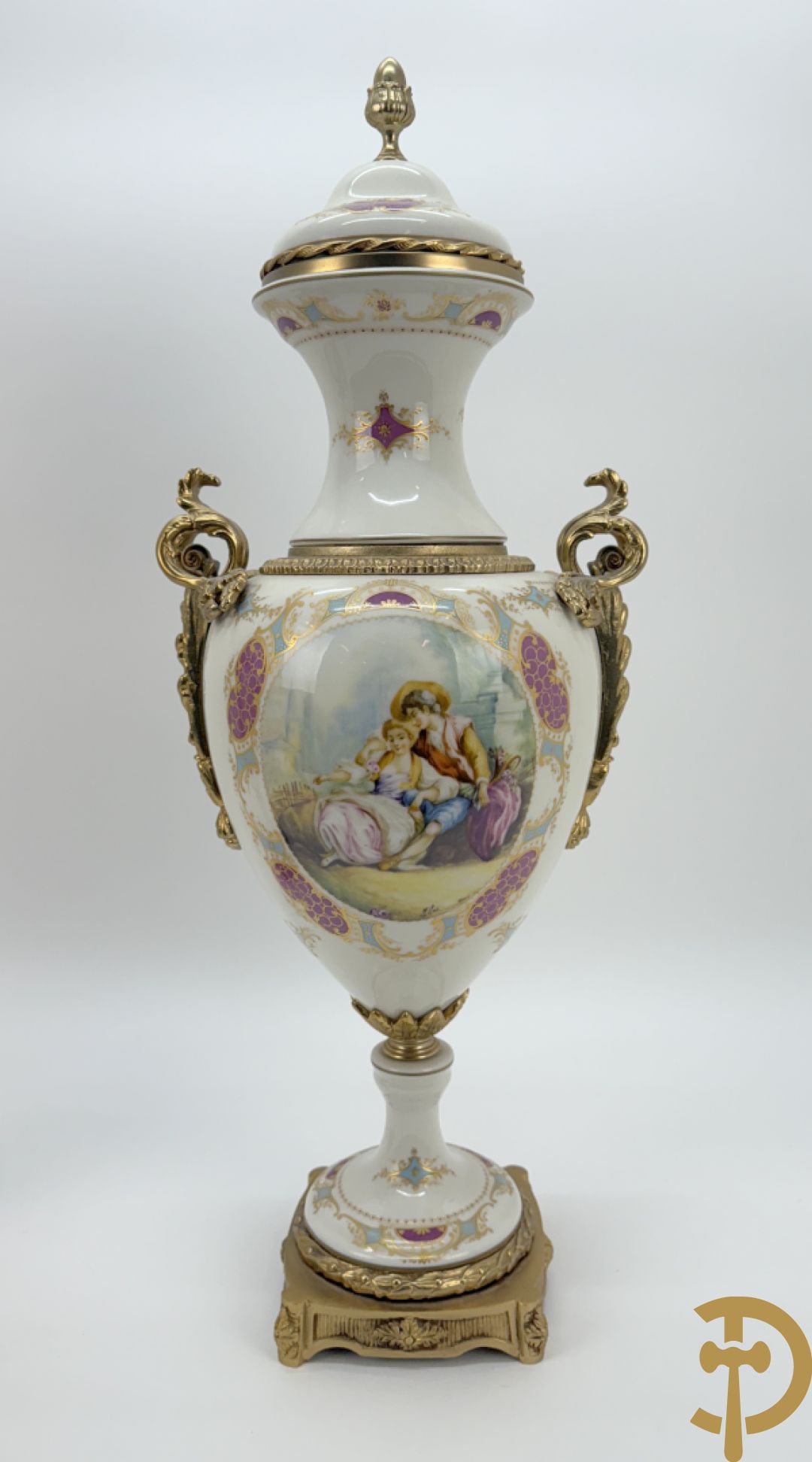 Paar porseleinen Sèvres stijl dekselpotiches met dubbel bedrukt romantisch decor en bezet met bronzen ornamenten