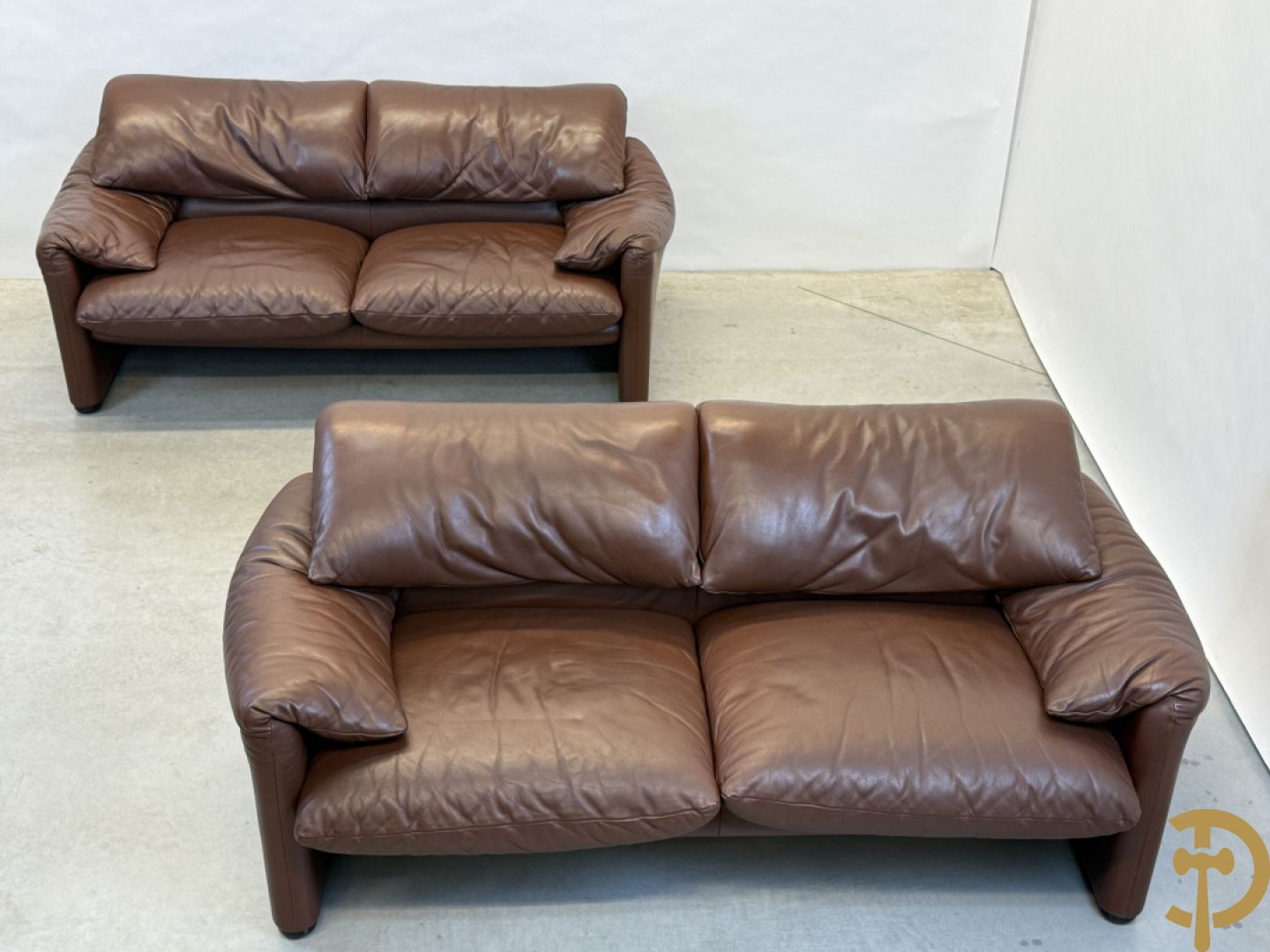 Paar bruin lederen canapé