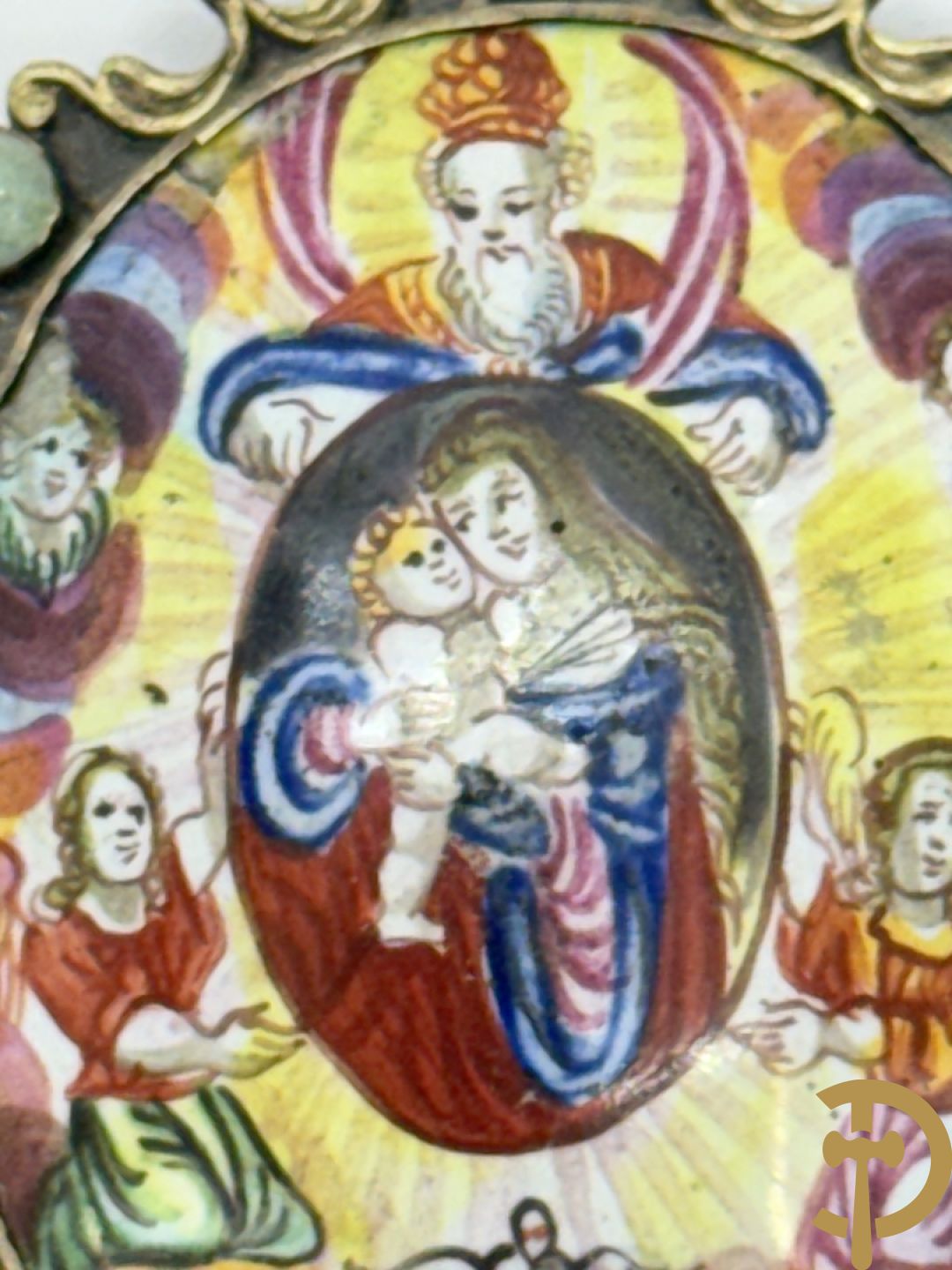 Lot massief zilver w.o. 2 geajoureerd riemboekels waarvan 1 met email bewerkt, geajoureerde centuurhouder met cupido