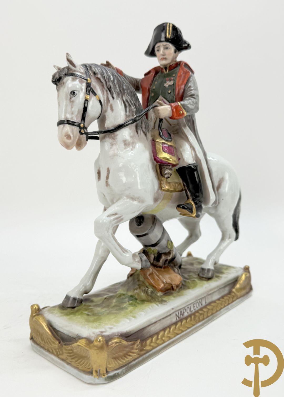 Porseleinen Napoleonistische figuren w.o. Napoleon te paard, 2 officieren, staande Napoleon en 4 kleine figuren