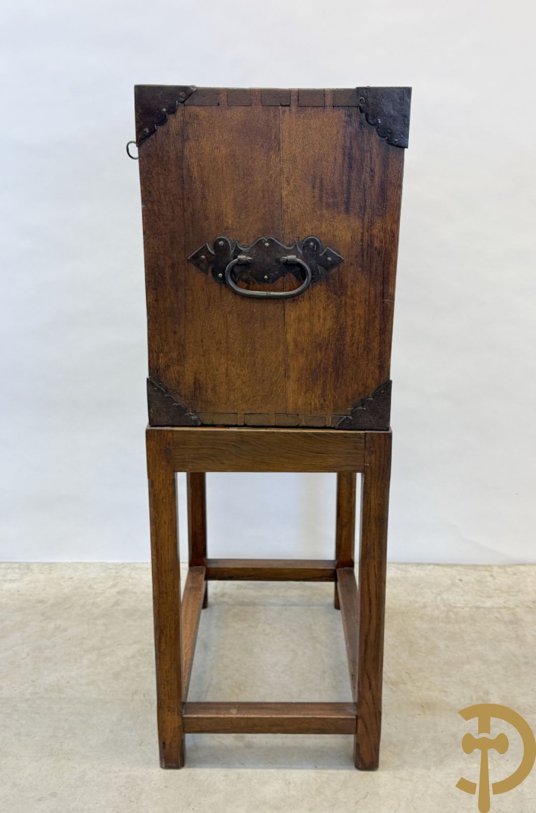 Massief eiken klapsecretaire op onderstel - interieur met lades en zijdelings met handvaten