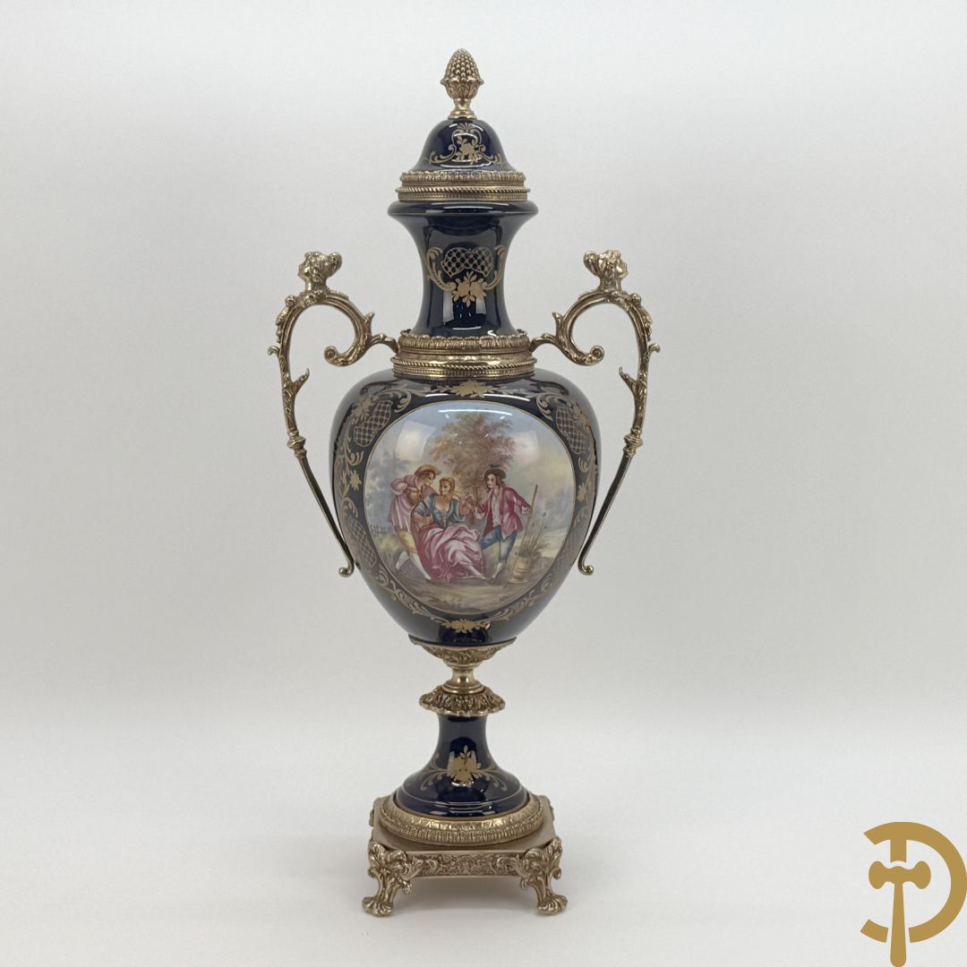 Onleesbaar getekend Sèvres stijl vaas met geanimeerd landschapsdecor en zijdelings met bronzen ornamenten bezet