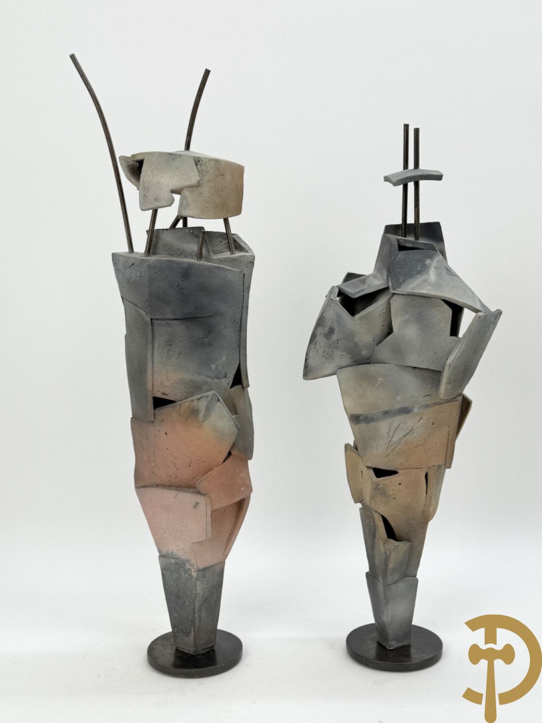 VANDEWEGE Rik getekend onderaan 8816 en 8817 - Twee moderne keramieken abstracte figuren