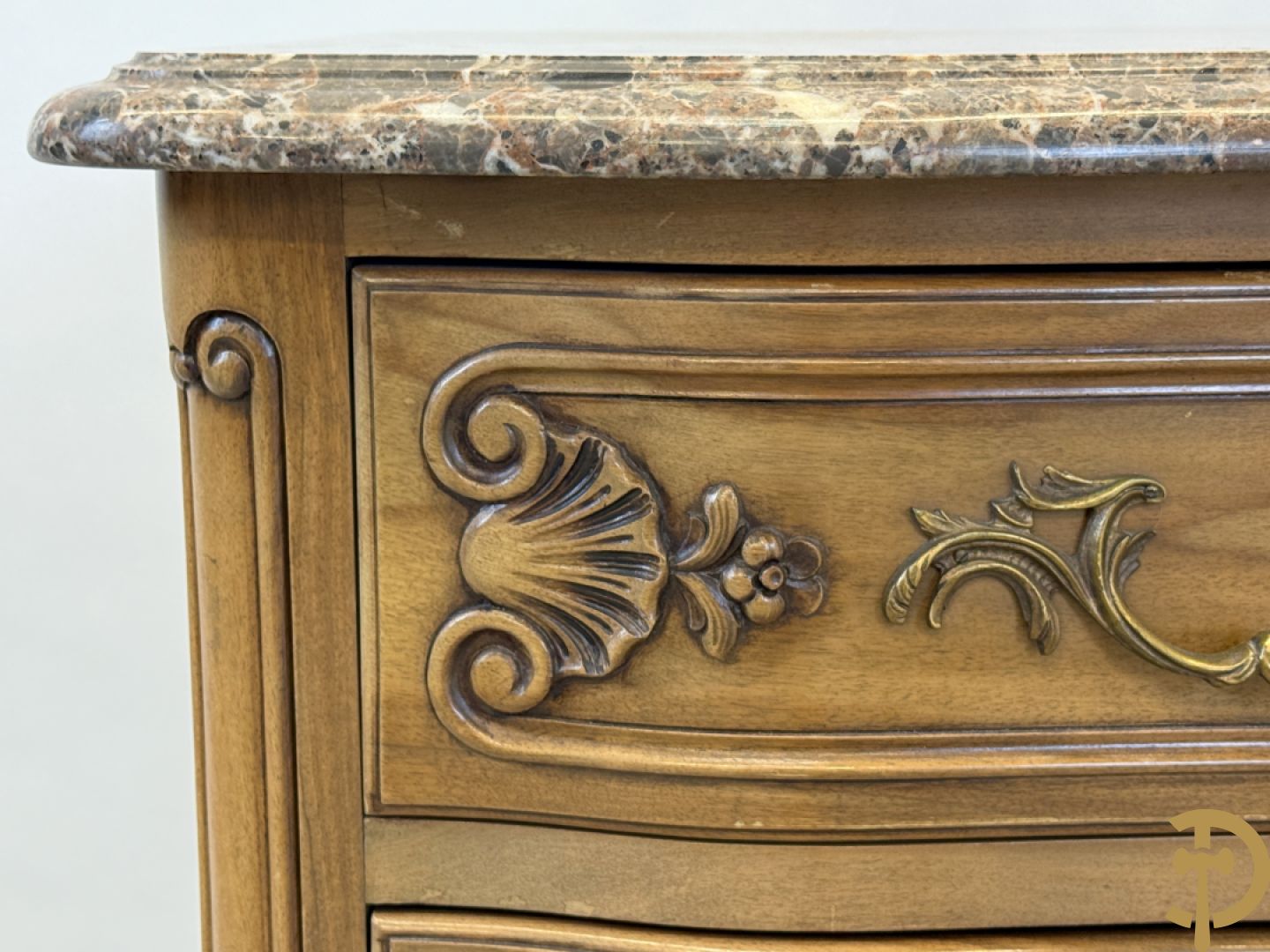 Notelaren drieladencommode met accanthusranken en rocailles, met marmeren blad, op voluutvormige poten