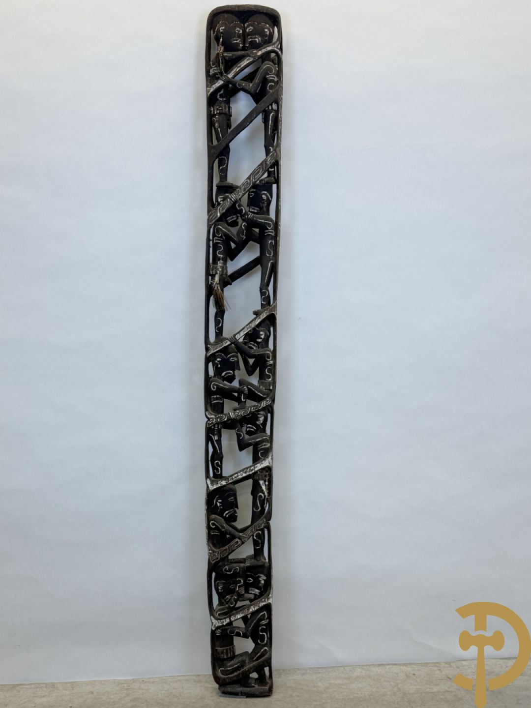 Nieuw Zeelandse totempaal met gesculpteerde houten figuren bewerkt met krijt