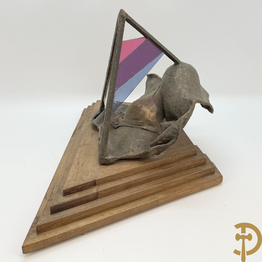 LAMPENS Mark - L.M. gemonogrammeerd Surrealistisch beeld van een damesbuste onder piramide