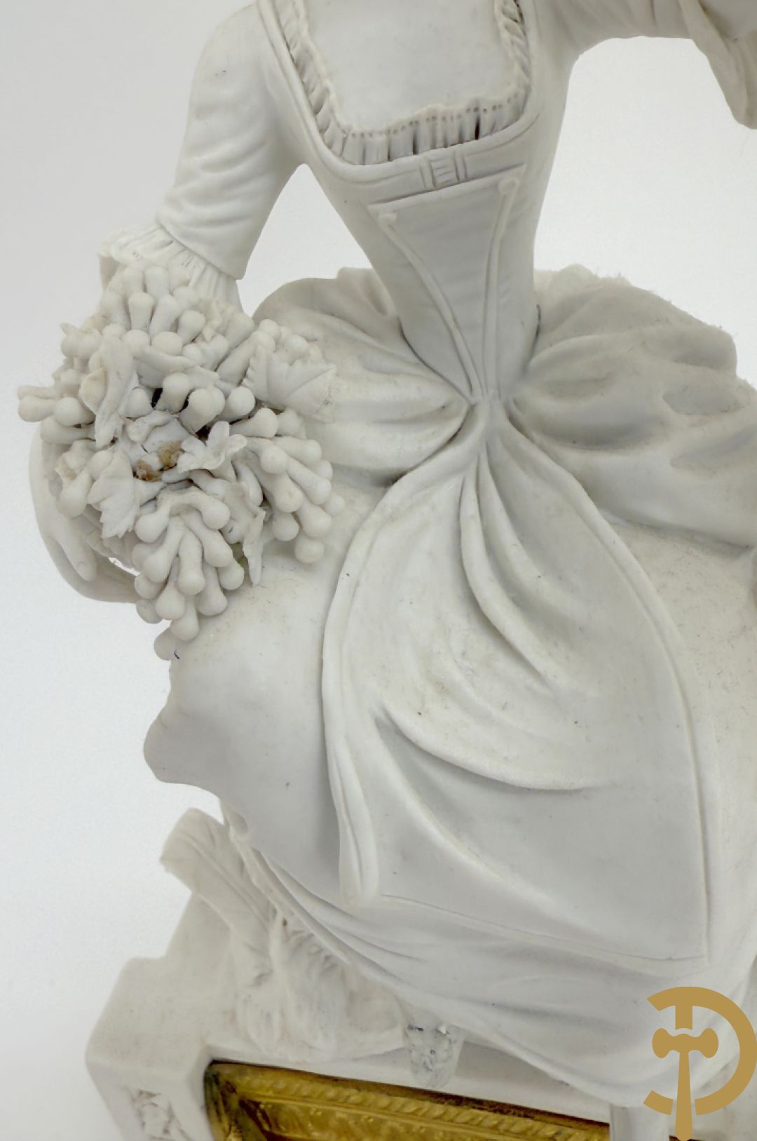 Driedelige porseleinen garnituur met bronsbeslag bestaande uit pendule met dame en amfoor geflankeerd door paar kandelaars bezet met personages