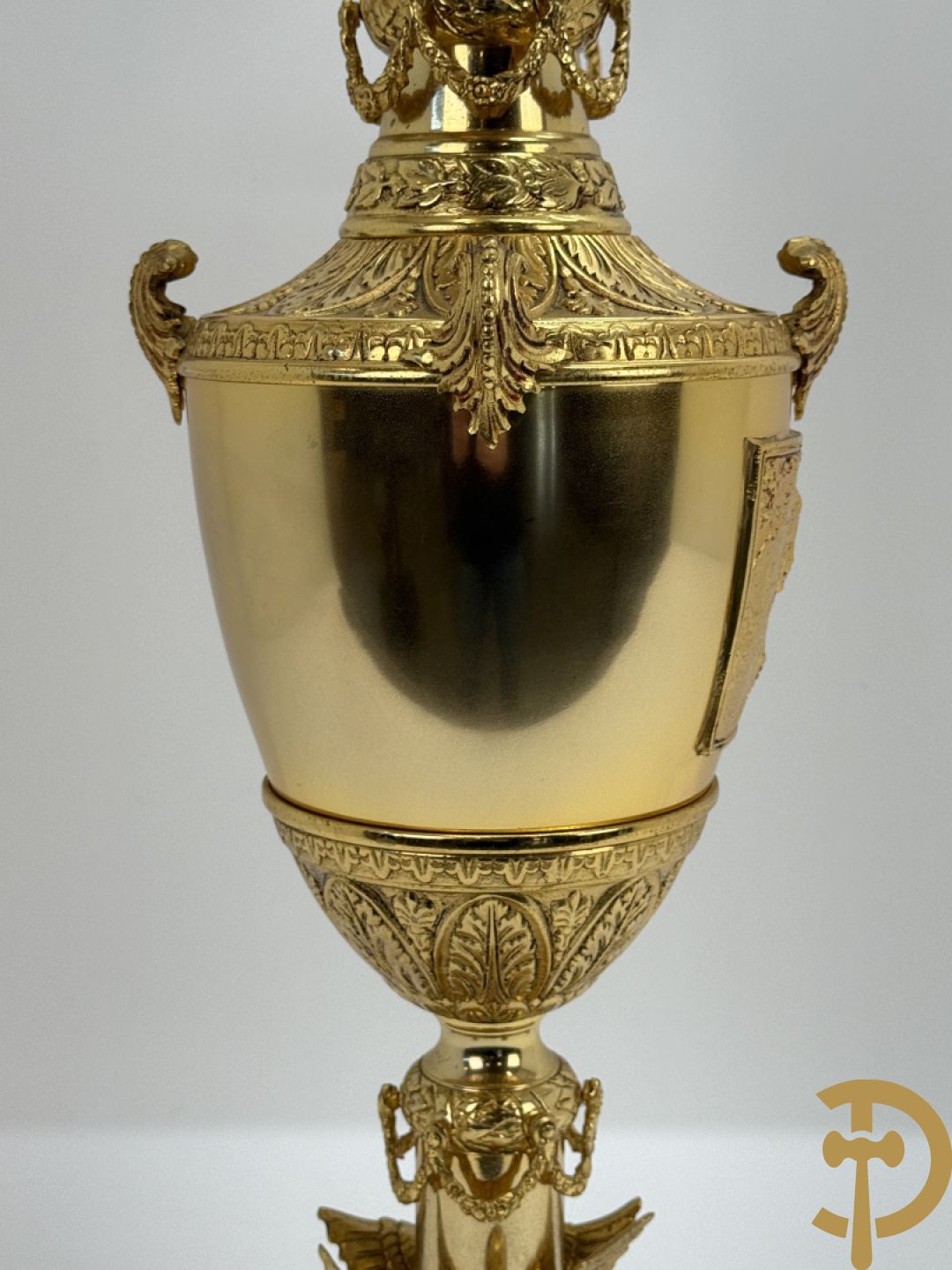 Vuurvergulde bronzen amfoorvaas met basrelief van dame en bezet met cupido