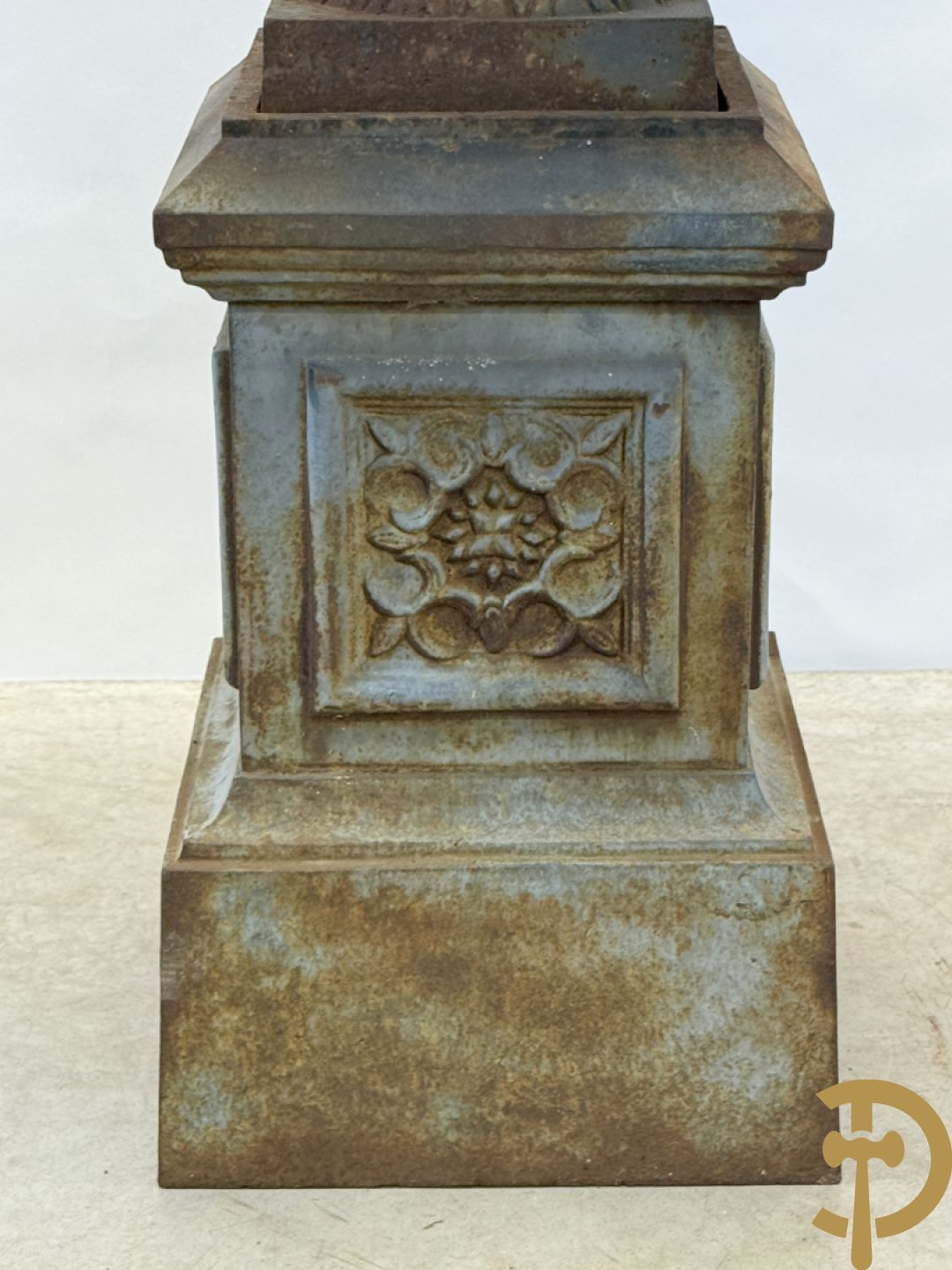 Gietijzeren amfoor met 2 oren op sokkel