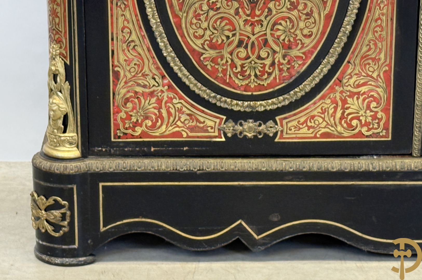 Napoleon III tweedeursdresse bezet met bronzen ornamenten van dameshoofden - paar ovale medaillons in de deuren, alles bezet met Boulle techniek - bovenaan met marmeren blad