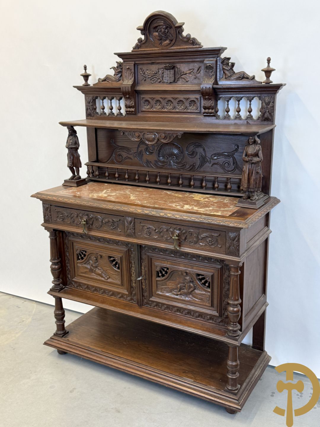 Massief eiken Bretoense eetkamer bestaande uit buffet met 3 deuren boven, 2 deuren onder, lades midden en gesculpteerde geanimeerde scènes + desserte + uittrekbare tafel + 6 stoelen + extra allonge