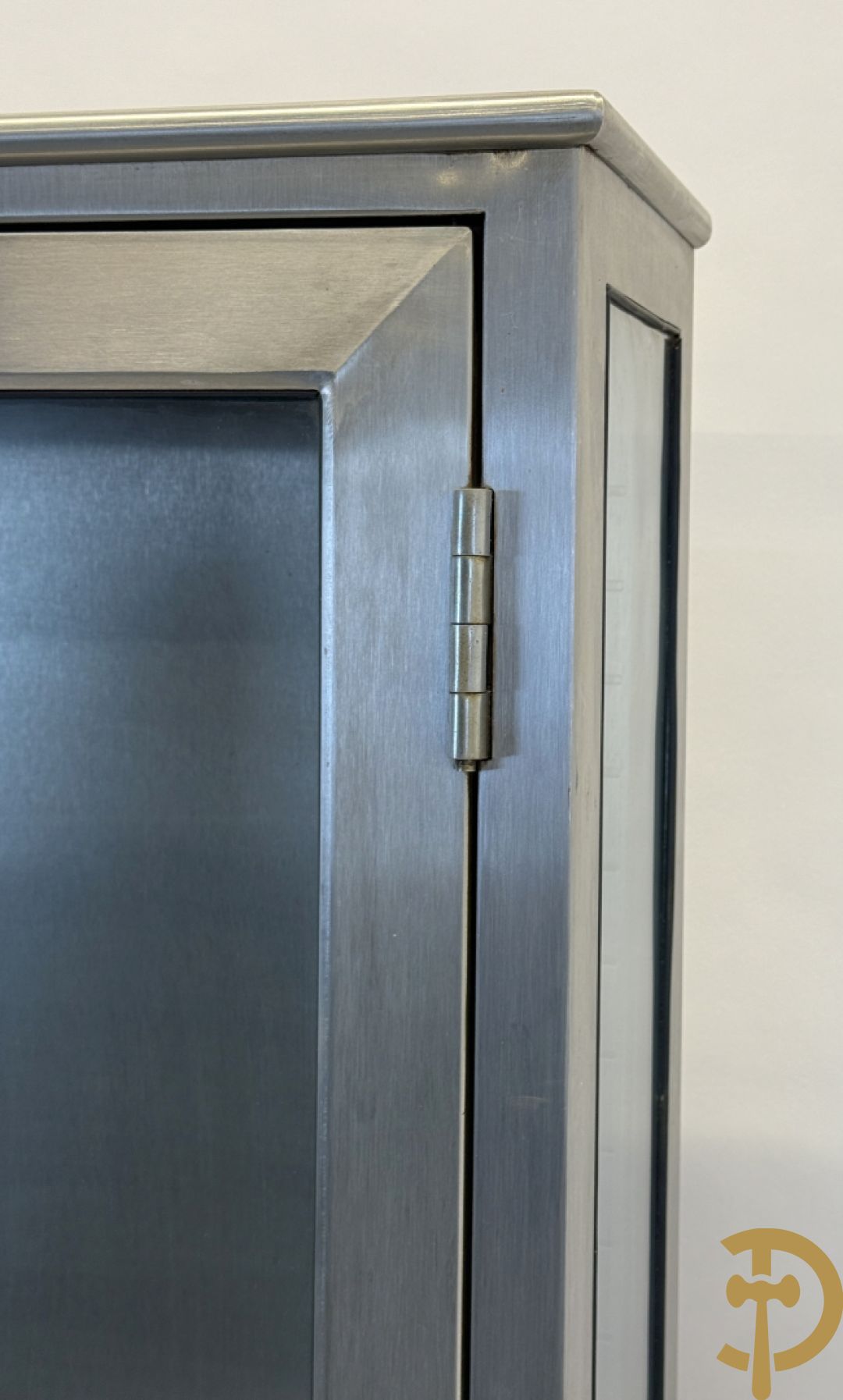 Design inox medisch kabinet, bovenaan met 2 beglaasde deuren, onderaan met deur en 3 lades, by Friedrich Schmitz, Germany