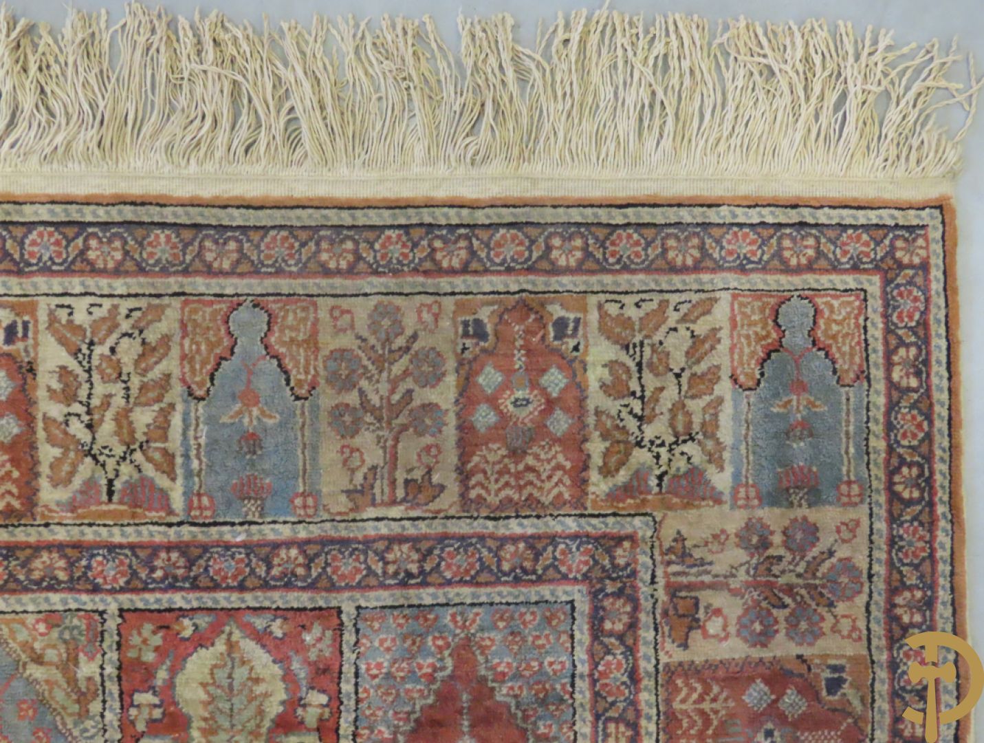 Oosters handgeknoopt tapijt met ruitvormige patronen met planten en dierenmotieven