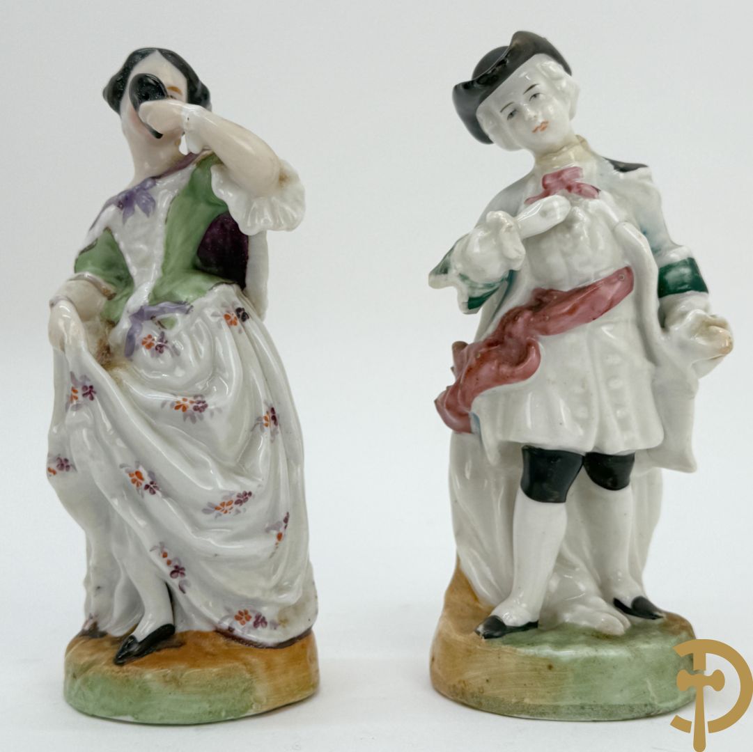 Twee Engelse meerkleurige keramieken sierstukken met personages + vier koppels Engelse biscuits + waterdrager in Royal Dux + 2 houtsculpturen