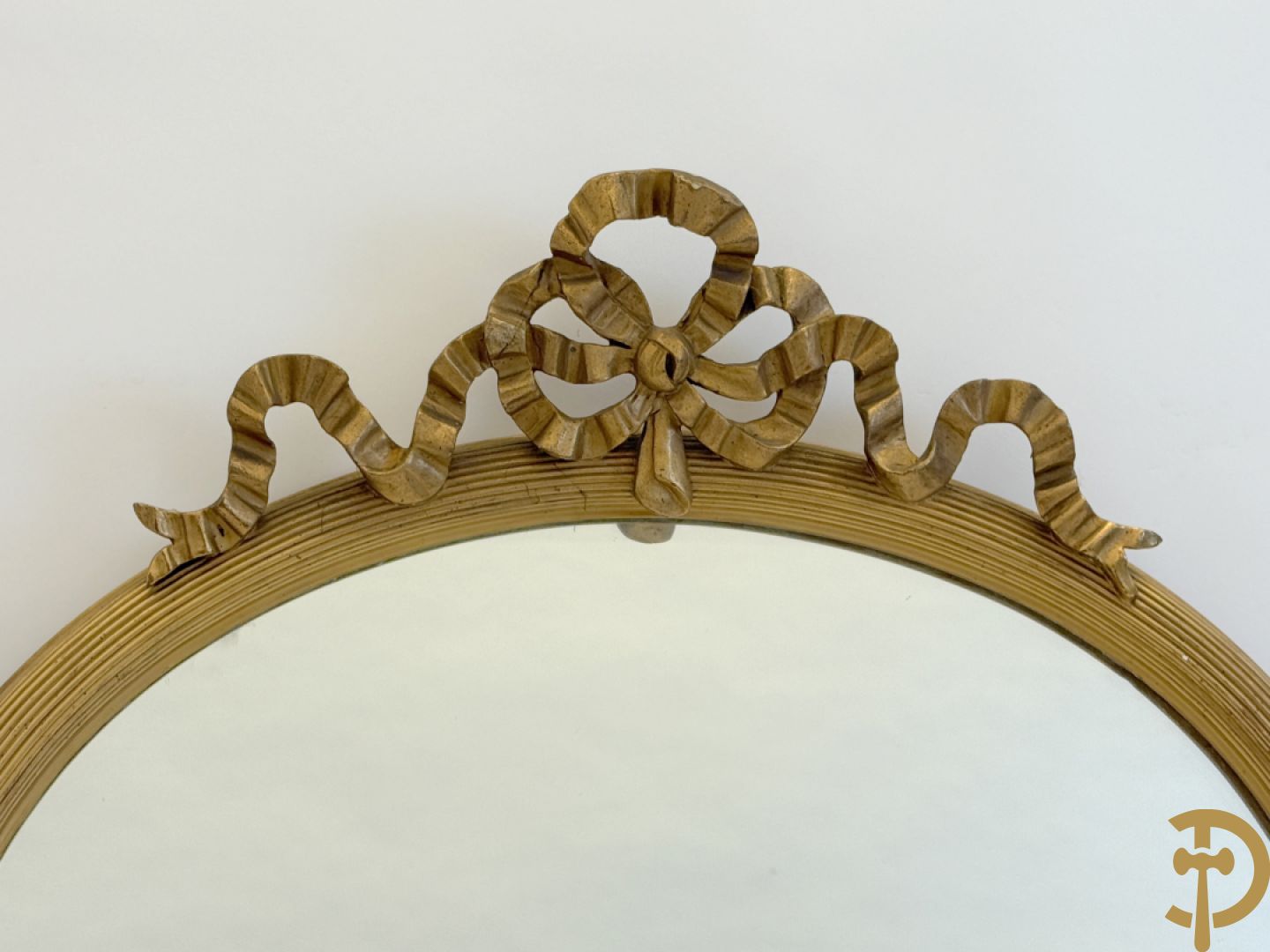 Ovale vergulde spiegel met Louis XVI strik