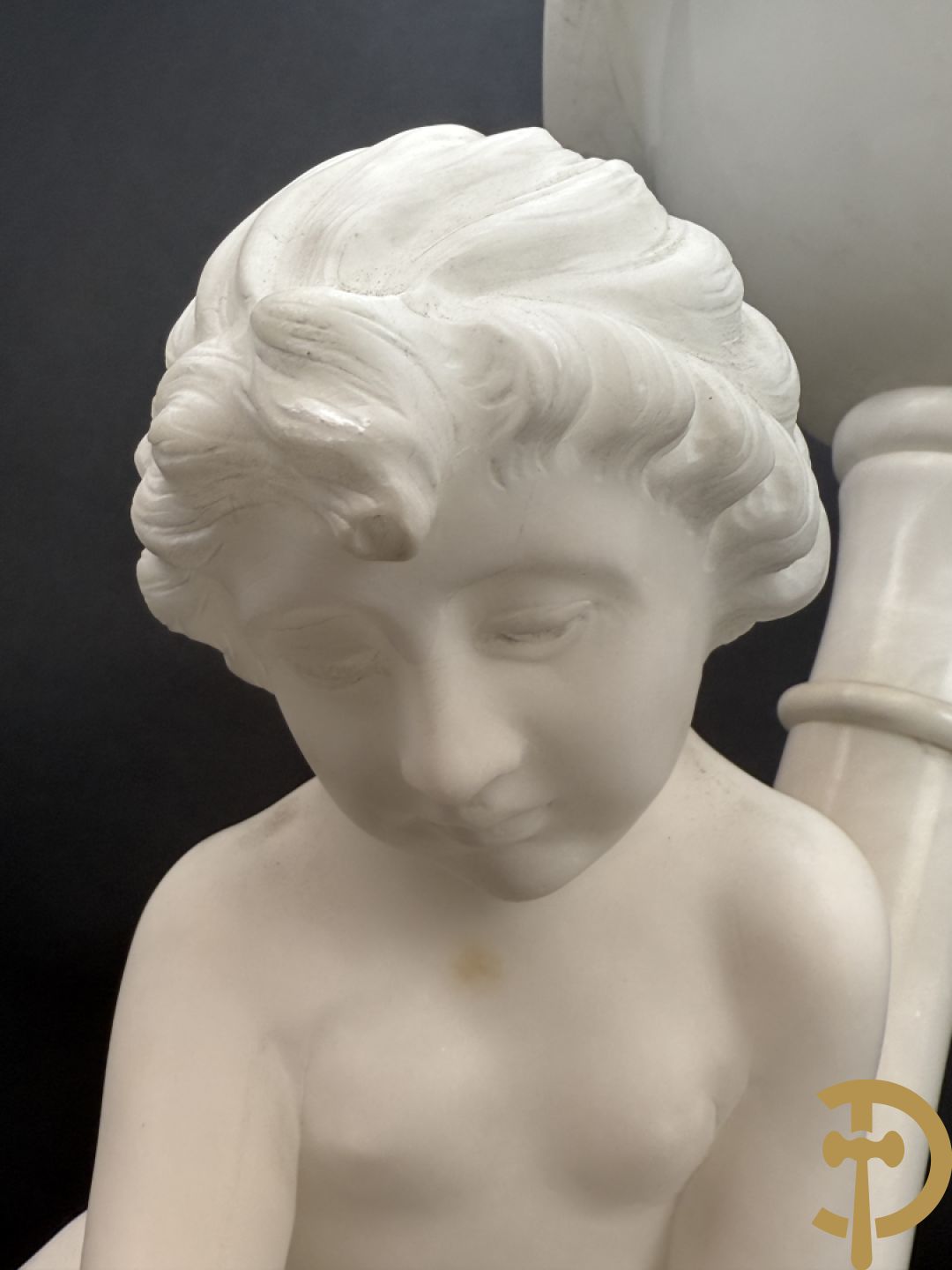 Albast beeld met meisje met poes en lamp