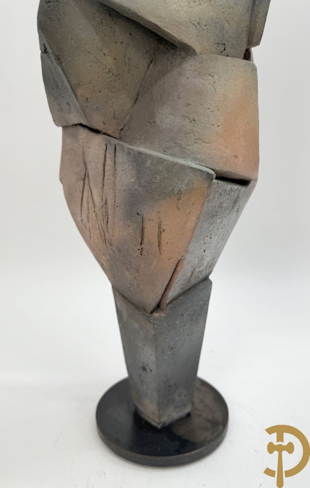 VANDEWEGE Rik getekend onderaan 8816 en 8817 - Twee moderne keramieken abstracte figuren