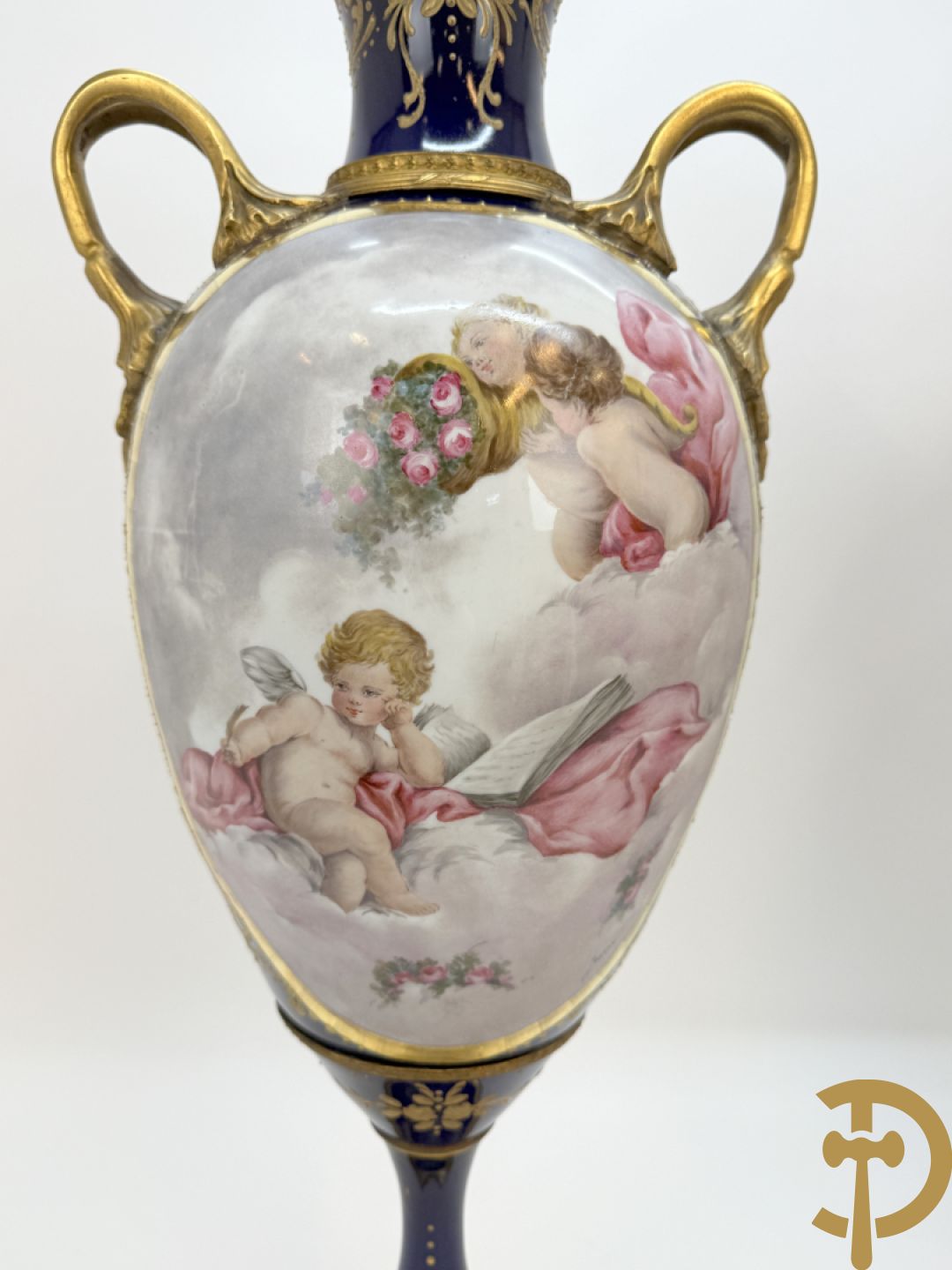 Paar Sèvres stijl vazen met bronzen oren en éénzijdig decor van cupido