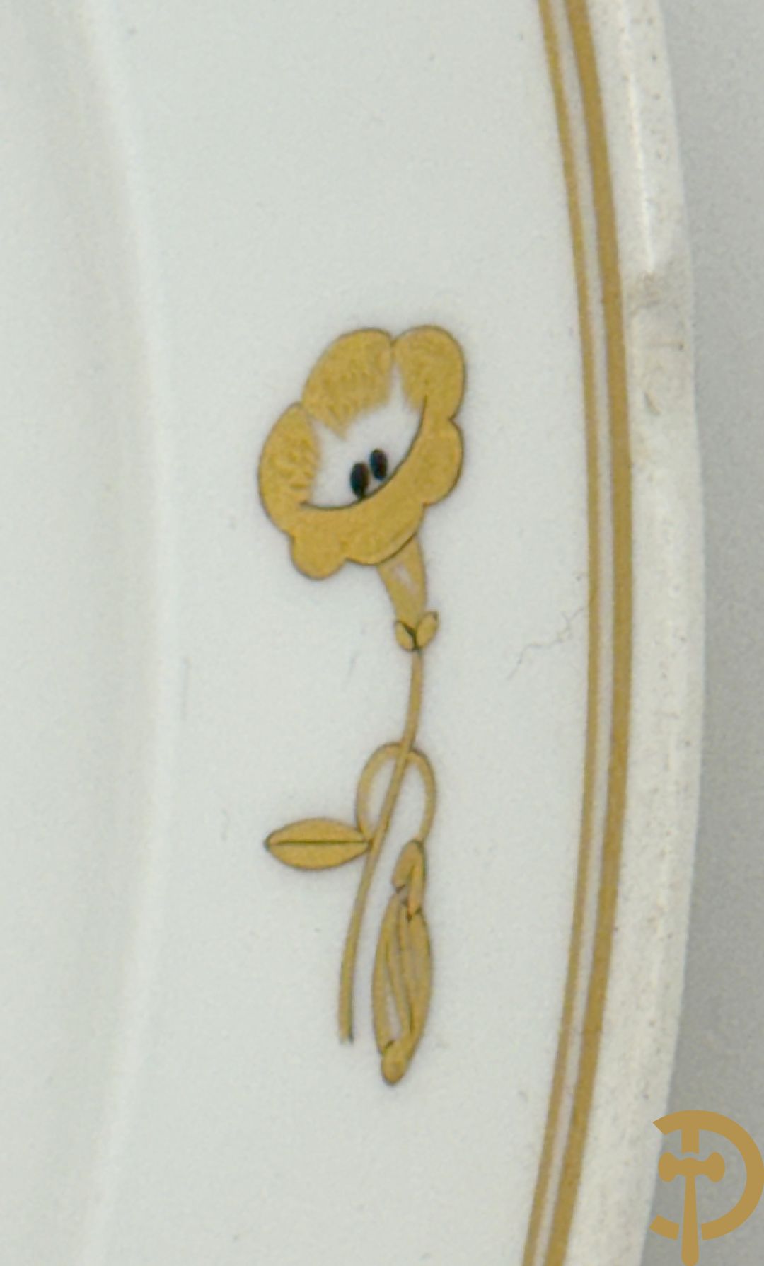 Wit porseleinen servies met vergulde rand en vergulde bloemenmotieven, Meissen, bestaande uit 8 platte borden (2 met schilfer aan rand), 7 diepe borden, 6 dessertborden, saladekom, sauskom en groentenschotel (1 handvat gelijmd)