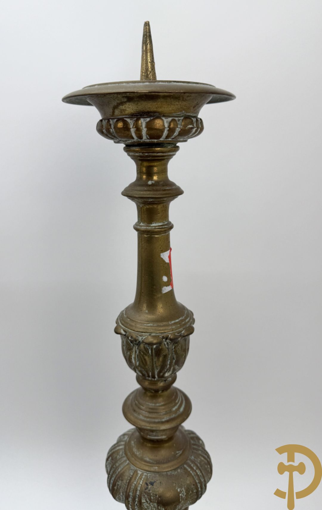 Drie paar religieuse kandelaars in brons en koper